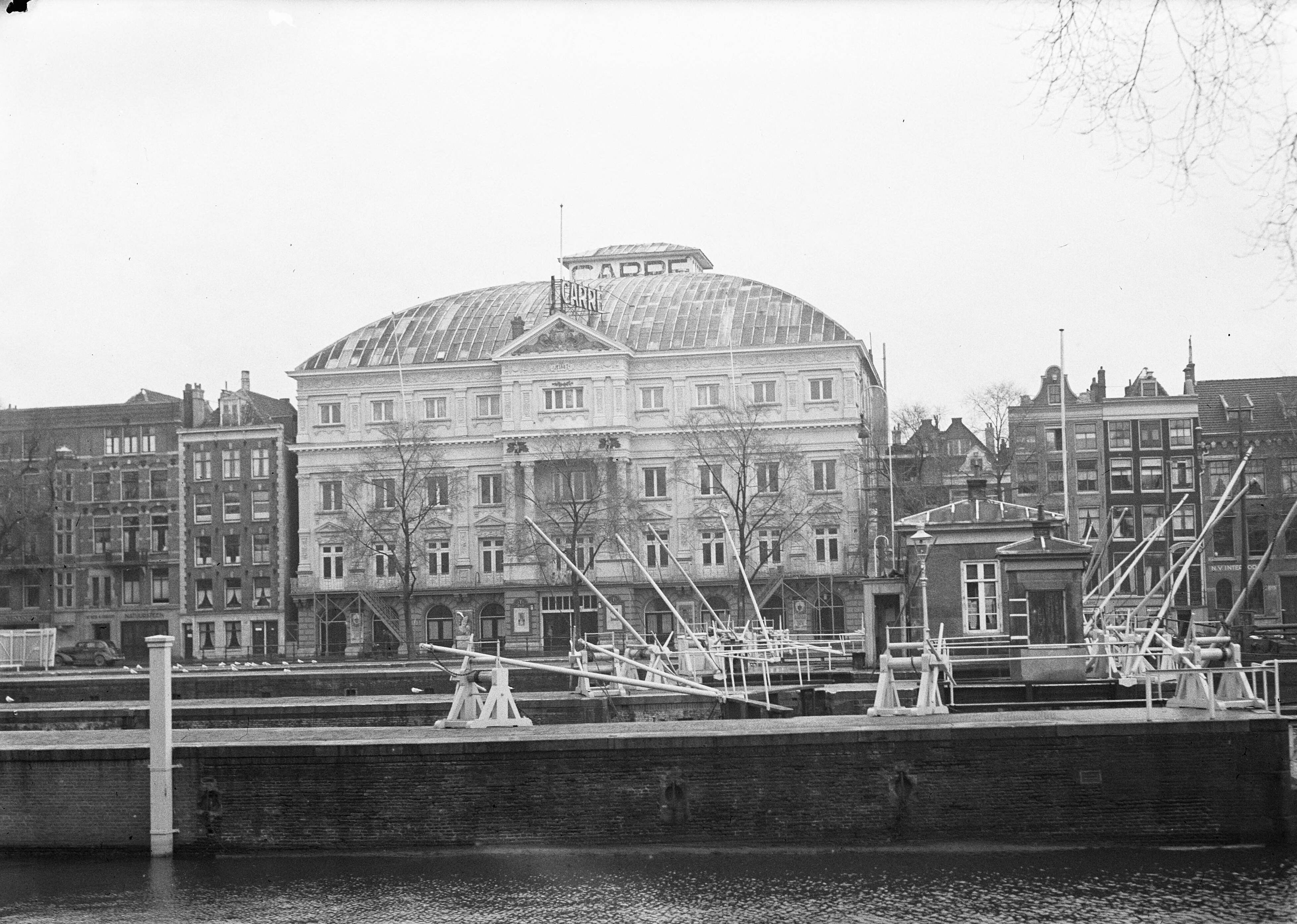 Fotocollectie Anefo — Theater Carré aan de Amstel te Amsterdam — Foto: Sagers, Harry / Anefo. Licentie: Set B: Rechtenvrij / Publiek Domein. Bron: Nationaal Archief. http://hdl.handle.net/10648/a8b0c90c-d0b4-102d-bcf8-003048976d84
