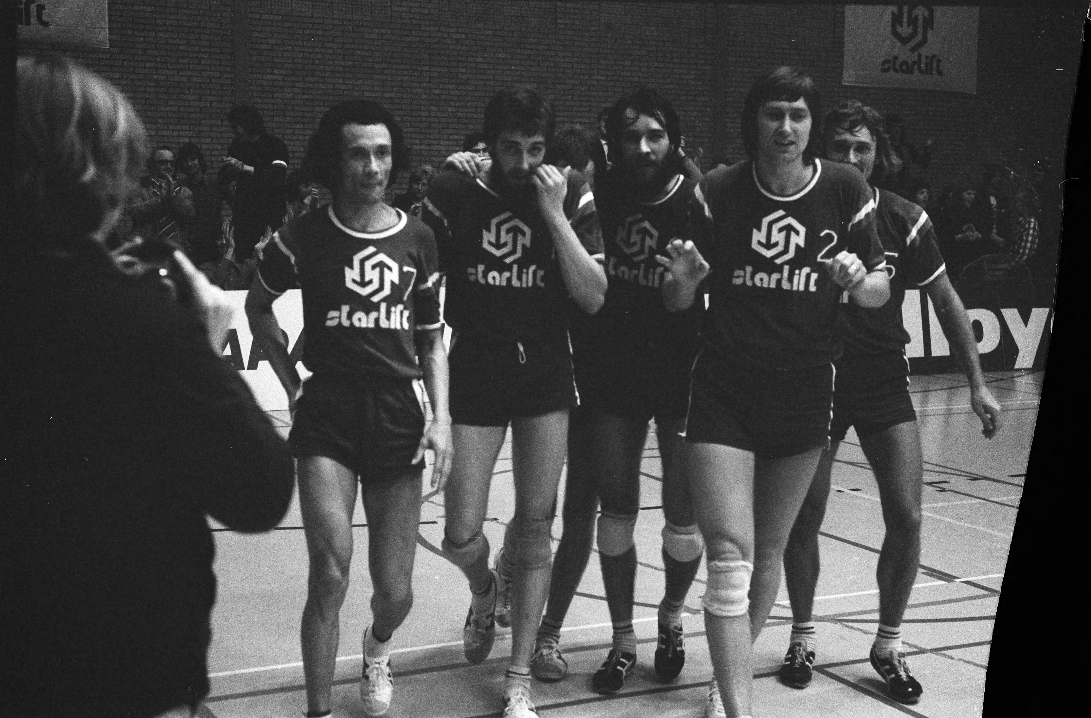 Halve finale Europacup volleybal te Rijswijk: Starlift Blokkeer tegen AZS Olsztyn (Polen) — Starlift Blokkeer spelers na afloop — Foto: Fotograaf Onbekend / Anefo. Licentie: Set B: Rechtenvrij / Publiek Domein. Bron: Nationaal Archief. http://hdl.handle.net/10648/ac430a1c-d0b4-102d-bcf8-003048976d84