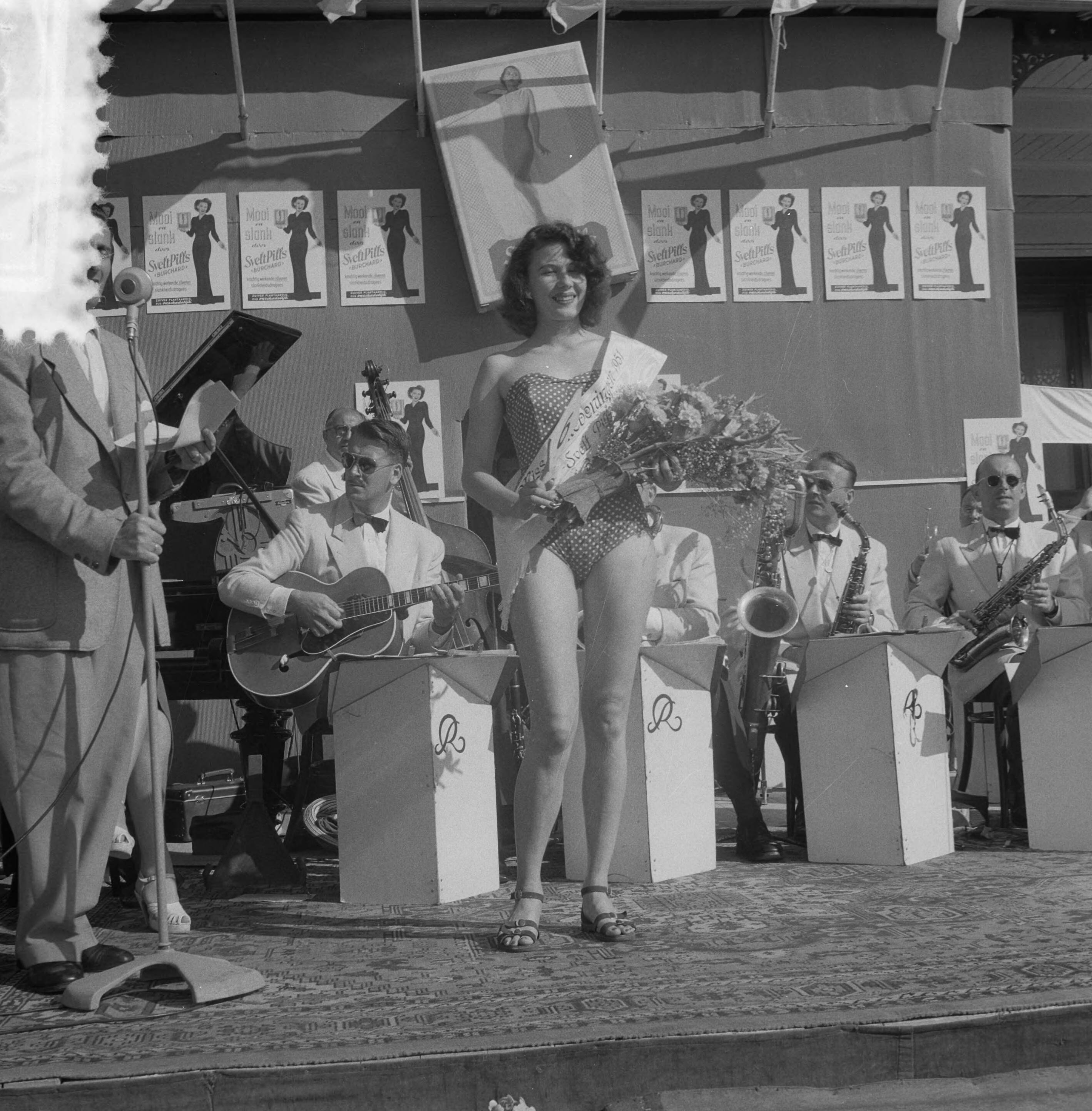 Miss Scheveningen — Verkiezing Miss Scheveningen 1951. Winnares Madeleine de Rijke (20) uit Den Haag — Foto: Vogel, Carel L. de / Anefo. Licentie: Set B: Rechtenvrij / Publiek Domein. Bron: Nationaal Archief. http://hdl.handle.net/10648/a8edc56e-d0b4-102d-bcf8-003048976d84
