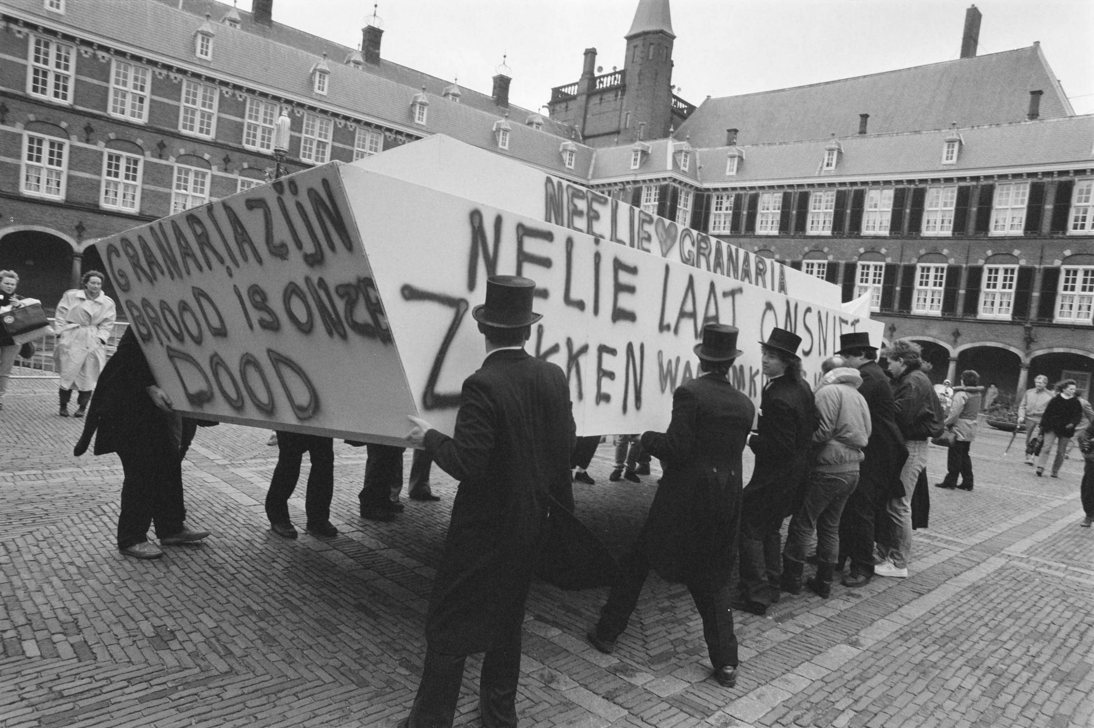 Fotocollectie Anefo — Binnenschippers demonstreren in Den Haag tegen graanverlader Grancia; schippers met reuzendoodkist — Foto: Bogaerts, Rob / Anefo. Licentie: Set B: Rechtenvrij / Publiek Domein. Bron: Nationaal Archief. http://hdl.handle.net/10648/ad67ff74-d0b4-102d-bcf8-003048976d84