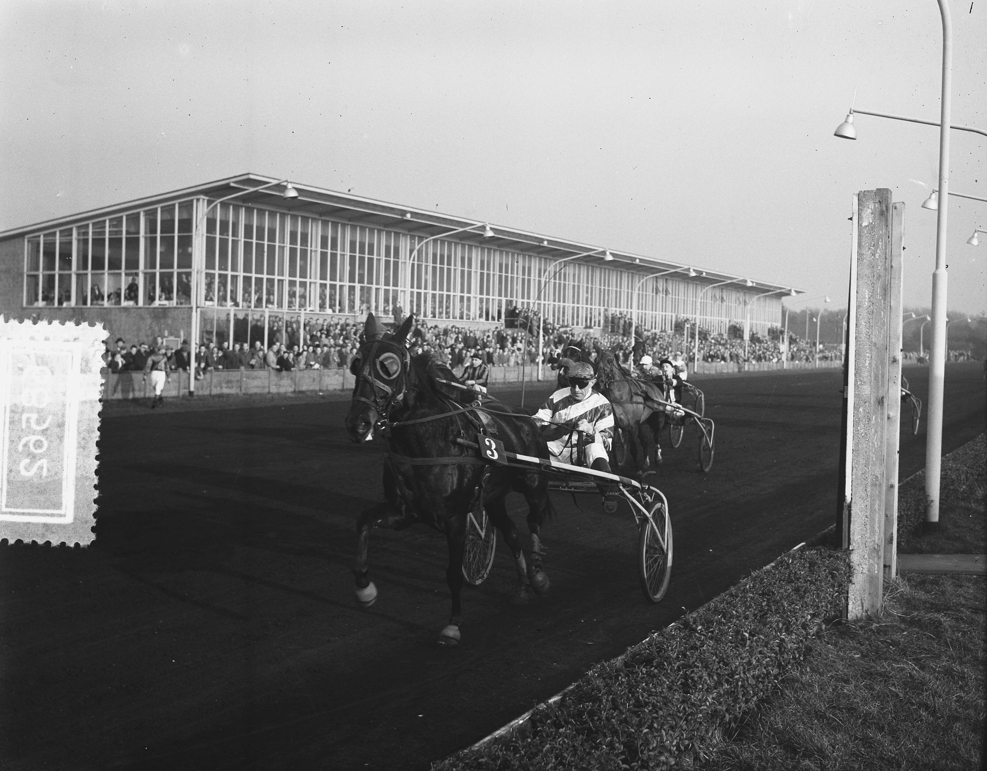Fotocollectie Anefo — Wintercourses op de renbaan van Hilversum. Tango-prijs gewonnen door Quick Fire I (P.A. Strooper) — Foto: Duinen, H. van / Anefo. Licentie: Set B: Rechtenvrij / Publiek Domein. Bron: Nationaal Archief. http://hdl.handle.net/10648/a92d60e8-d0b4-102d-bcf8-003048976d84
