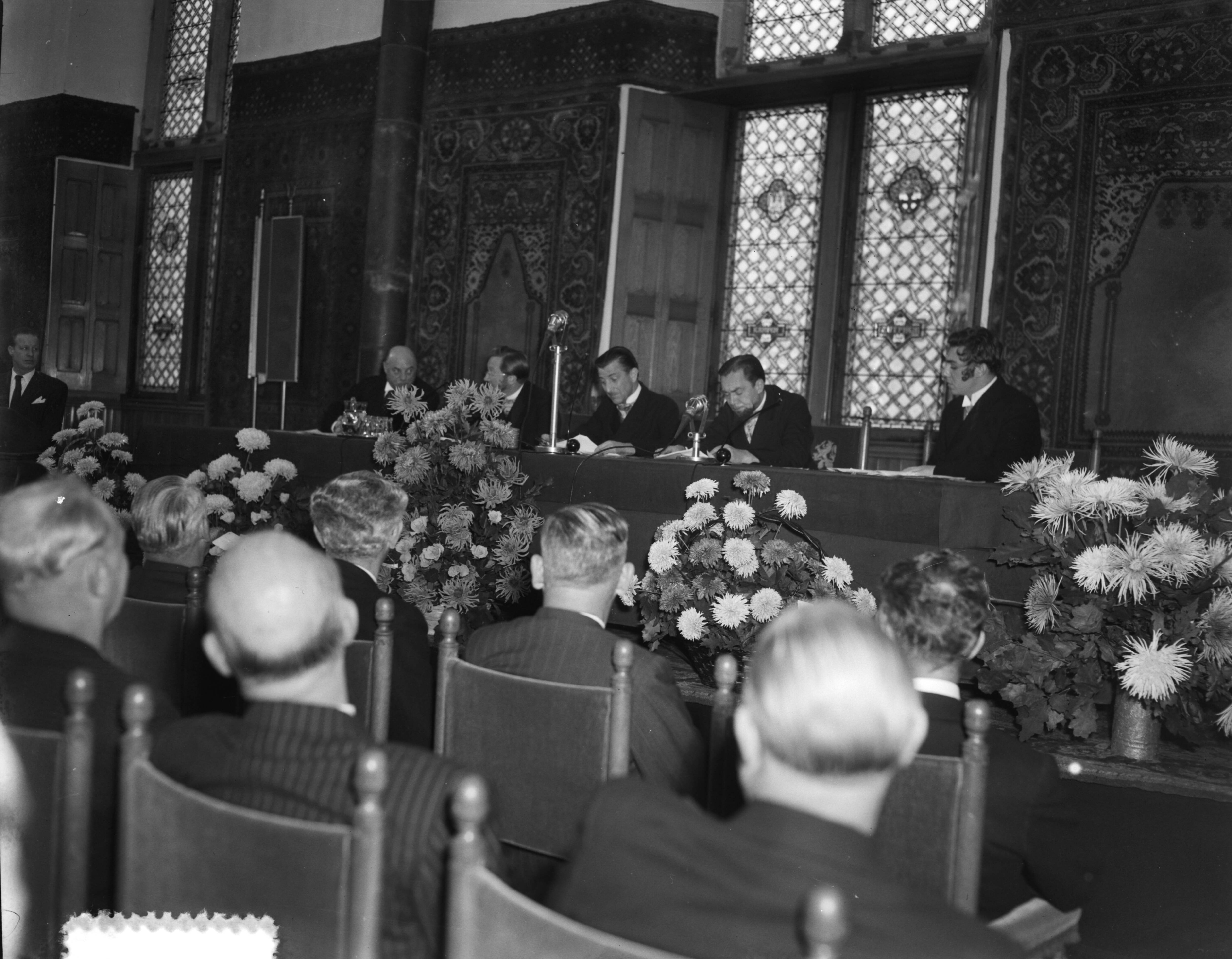 Fotocollectie Anefo — Kamer van Koophandel in Den Haag bestaat 100 jaar. Bijeenkomst in de Ridderzaal — Foto: Duinen, G.W. van / Anefo. Licentie: Set B: Rechtenvrij / Publiek Domein. Bron: Nationaal Archief. http://hdl.handle.net/10648/a9144518-d0b4-102d-bcf8-003048976d84
