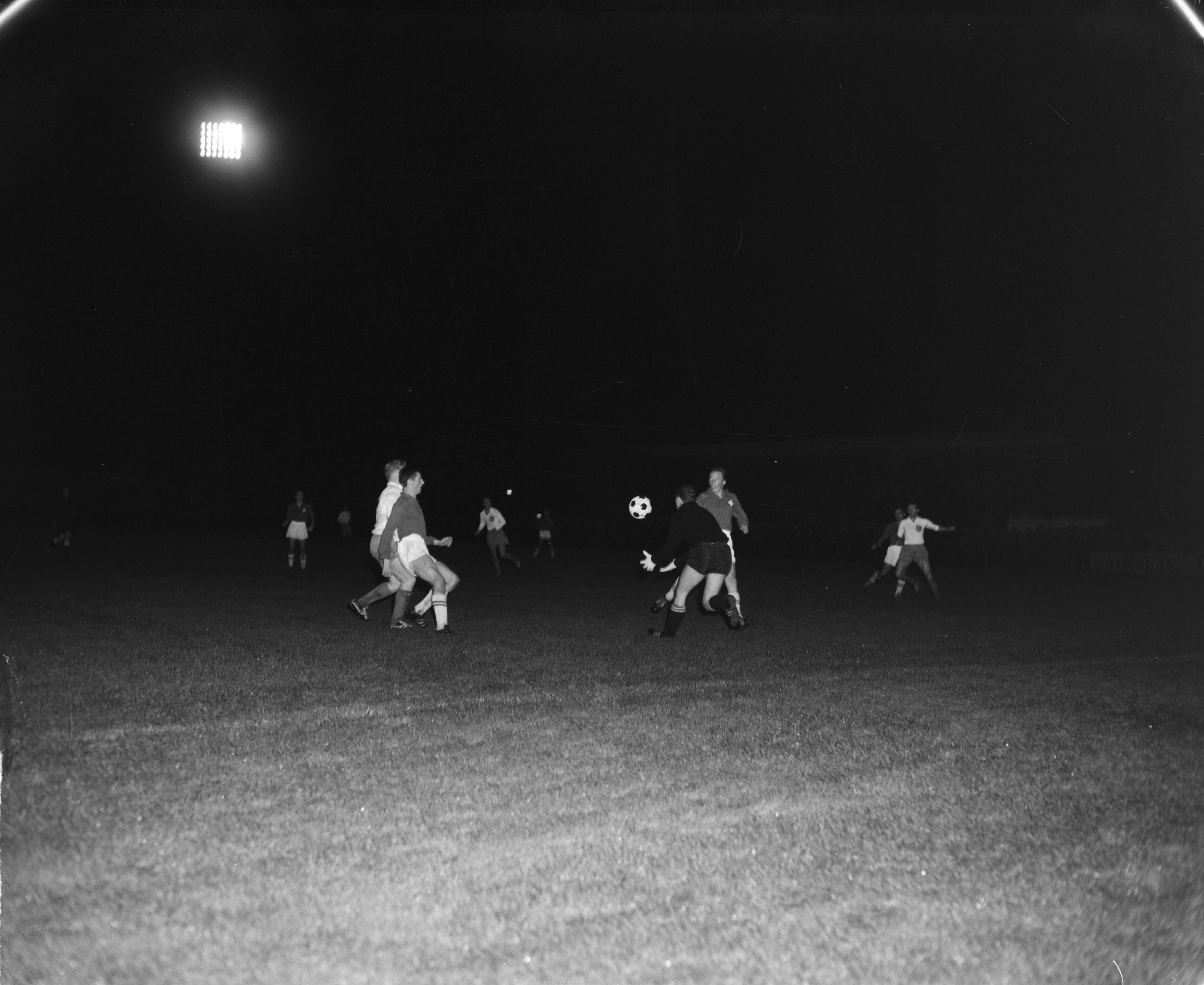 Fotocollectie Anefo — Voetbal. Nederland (zaterdagmiddagamateurs) tegen Zwitserland 4-3. Spelmoment voor het Zwitserse doel — Foto: Bilsen, Joop van / Anefo. Licentie: Set B: Rechtenvrij / Publiek Domein. Bron: Nationaal Archief. http://hdl.handle.net/10648/aa480136-d0b4-102d-bcf8-003048976d84