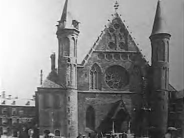 Fotocollectie Elsevier Binnenland — Ridderzaal op het Binnenhof te Den Haag, met fontein — Foto: Onbekend / Publiek Domein of Rechtenvrij. Licentie: Set B: Rechtenvrij / Publiek Domein. Bron: Nationaal Archief. http://hdl.handle.net/10648/addf6262-d0b4-102d-bcf8-003048976d84