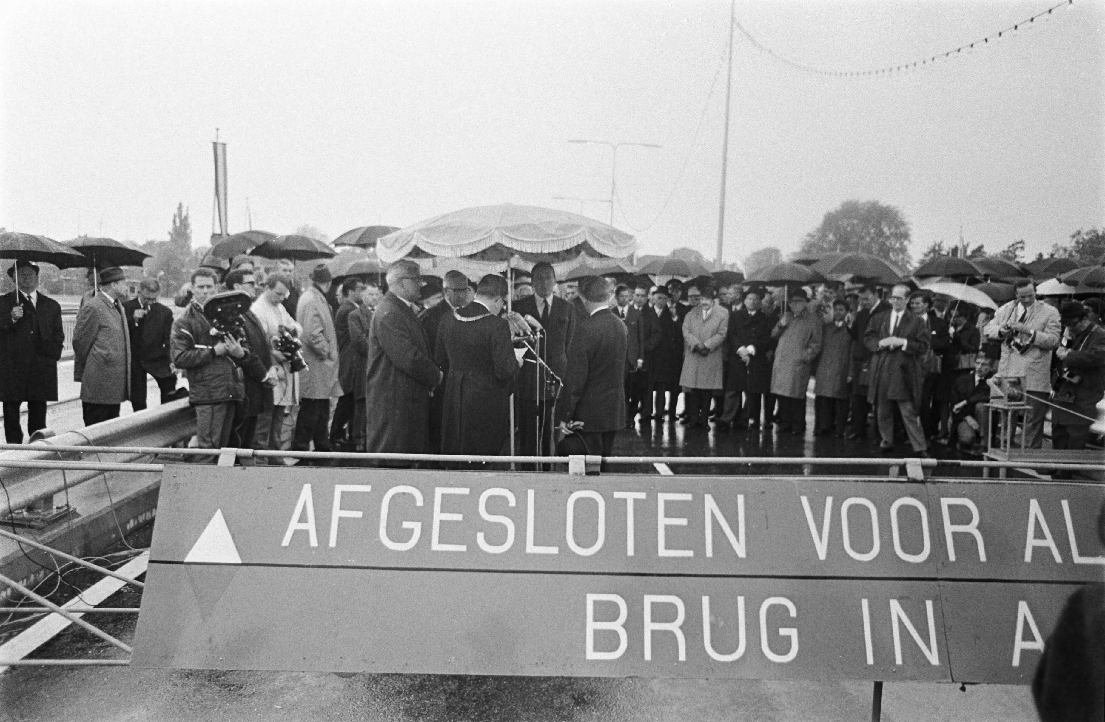 Fotocollectie Anefo — Prins Claus opende John F. Kennedy brug te Maastricht — Foto: Nijs, Jac. de / Anefo. Licentie: Set B: Rechtenvrij / Publiek Domein. Bron: Nationaal Archief. http://hdl.handle.net/10648/ab3fc74a-d0b4-102d-bcf8-003048976d84