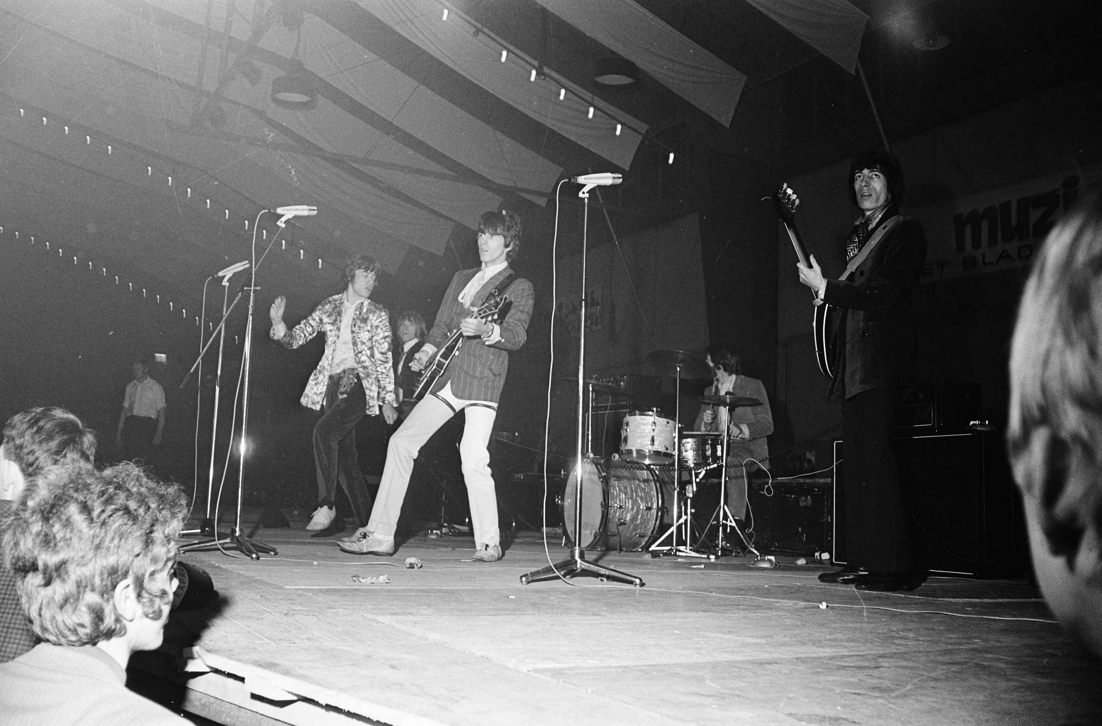 Fotocollectie Anefo — Optreden Rolling Stones in Houtrusthallen te Den Haag — Foto: Merk, Ben / Anefo. Licentie: Set B: Rechtenvrij / Publiek Domein. Bron: Nationaal Archief. http://hdl.handle.net/10648/ab15aa3c-d0b4-102d-bcf8-003048976d84