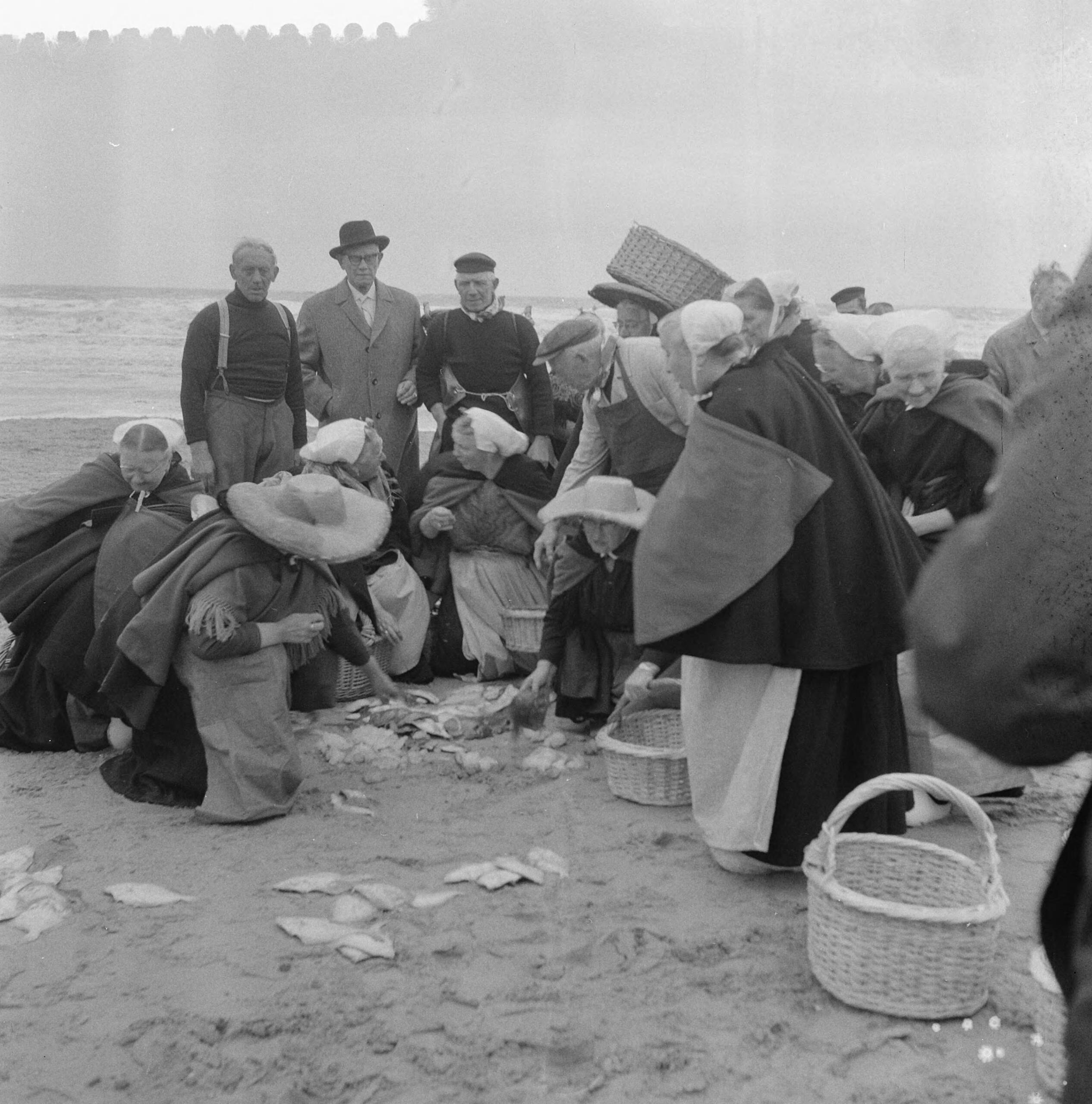 Fotocollectie Anefo — Imitatie van een visafslag van 50 jaar geleden op het strand van Scheveningen. — Foto: Koch, Eric / Anefo. Licentie: Set B: Rechtenvrij / Publiek Domein. Bron: Nationaal Archief. http://hdl.handle.net/10648/a9d587b4-d0b4-102d-bcf8-003048976d84