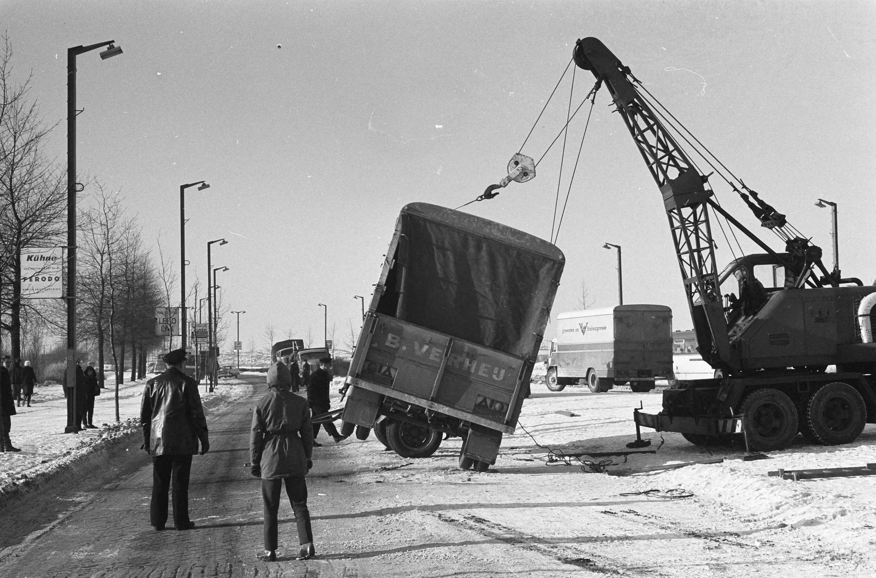 Fotocollectie Anefo — Op Rijksweg Amsterdam- Den Haag vrachtwagen met oplegger geslipt — Foto: Pot, Harry / Anefo. Licentie: Set B: Rechtenvrij / Publiek Domein. Bron: Nationaal Archief. http://hdl.handle.net/10648/aa26c4e4-d0b4-102d-bcf8-003048976d84