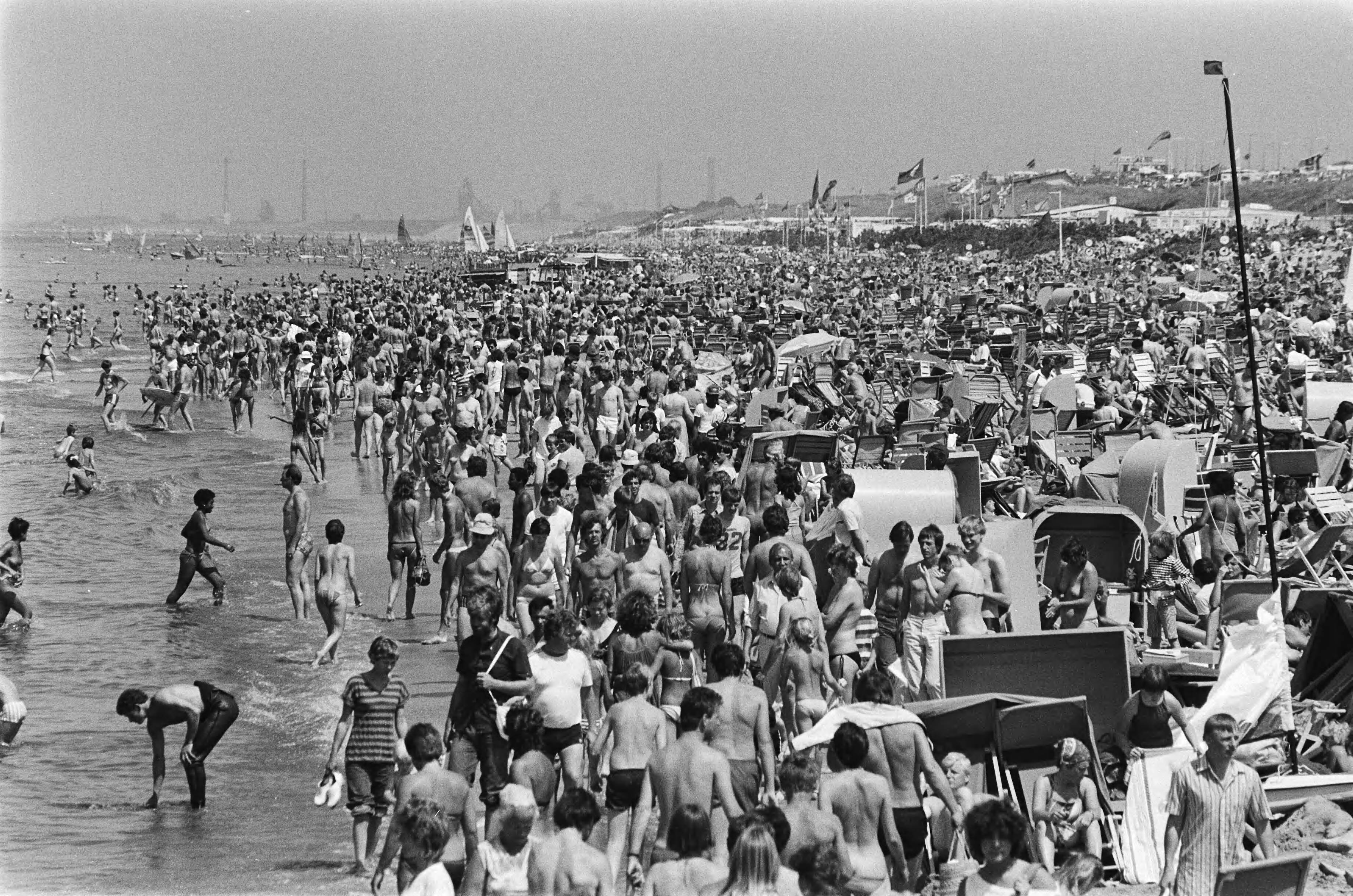 Fotocollectie Anefo — Drukte op strand van Zandvoort i.v.m. mooi weer — Foto: Antonisse, Marcel / Anefo. Licentie: Set B: Rechtenvrij / Publiek Domein. Bron: Nationaal Archief. http://hdl.handle.net/10648/ad18c18e-d0b4-102d-bcf8-003048976d84