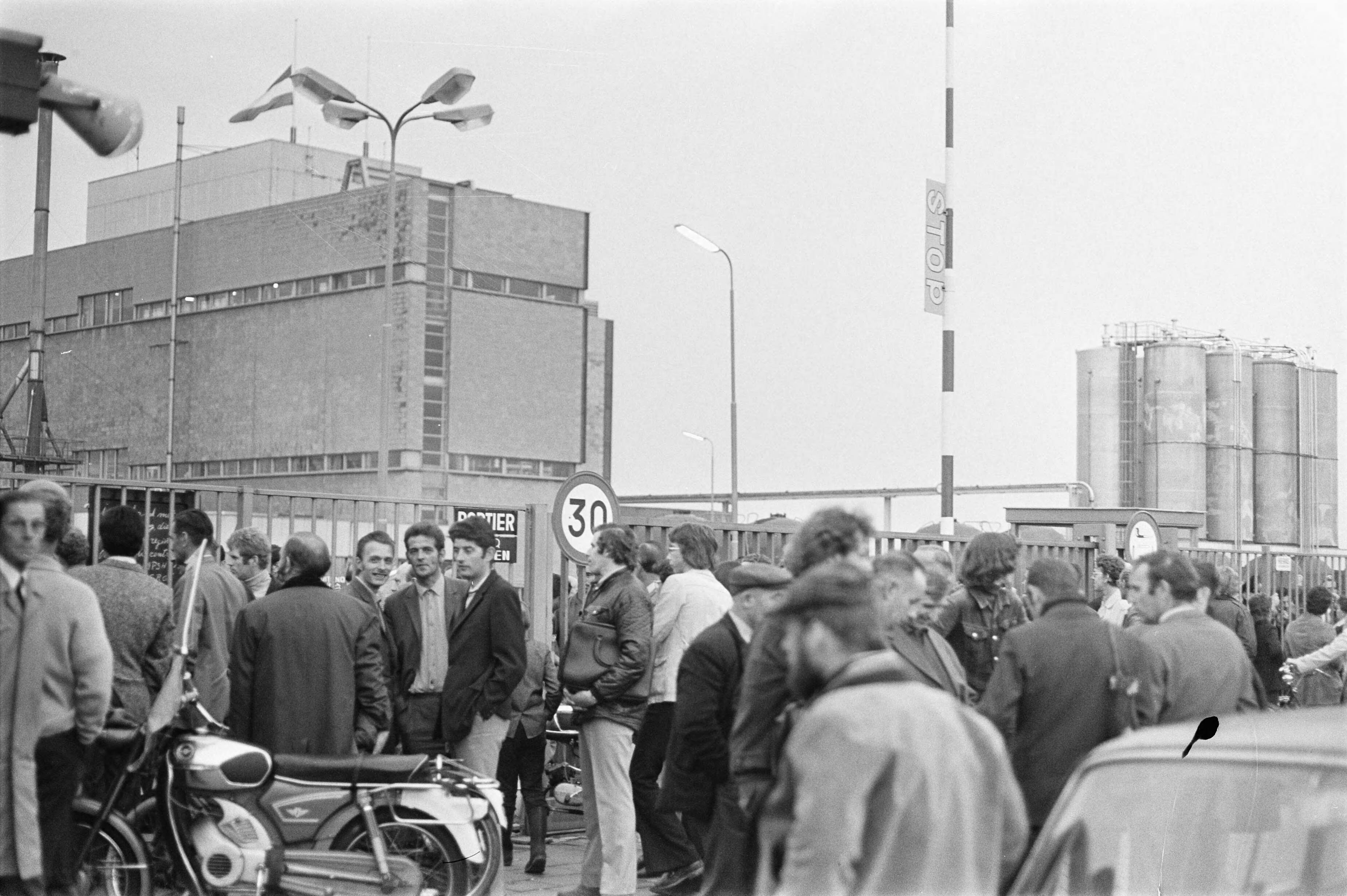 Fotocollectie Anefo — ENKA-bedrijf te Breda bezet door werknemers — Foto: Peters, Hans / Anefo. Licentie: Set B: Rechtenvrij / Publiek Domein. Bron: Nationaal Archief. http://hdl.handle.net/10648/abf64344-d0b4-102d-bcf8-003048976d84