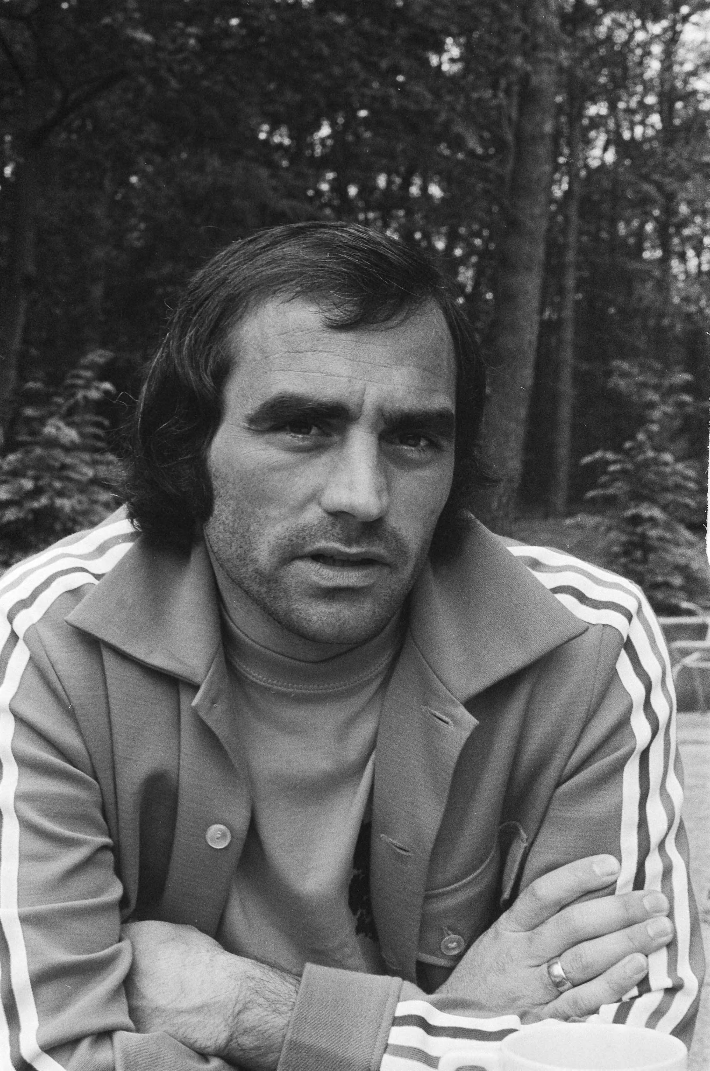 Fotocollectie Anefo — Selectie Nederlands elftal voor WK voetbal 1974 bijeen in Zeist; nr. 23a Pleun Strik , kop, — Foto: Mieremet, Rob / Anefo. Licentie: Set B: Rechtenvrij / Publiek Domein. Bron: Nationaal Archief. http://hdl.handle.net/10648/ac4c6f62-d0b4-102d-bcf8-003048976d84
