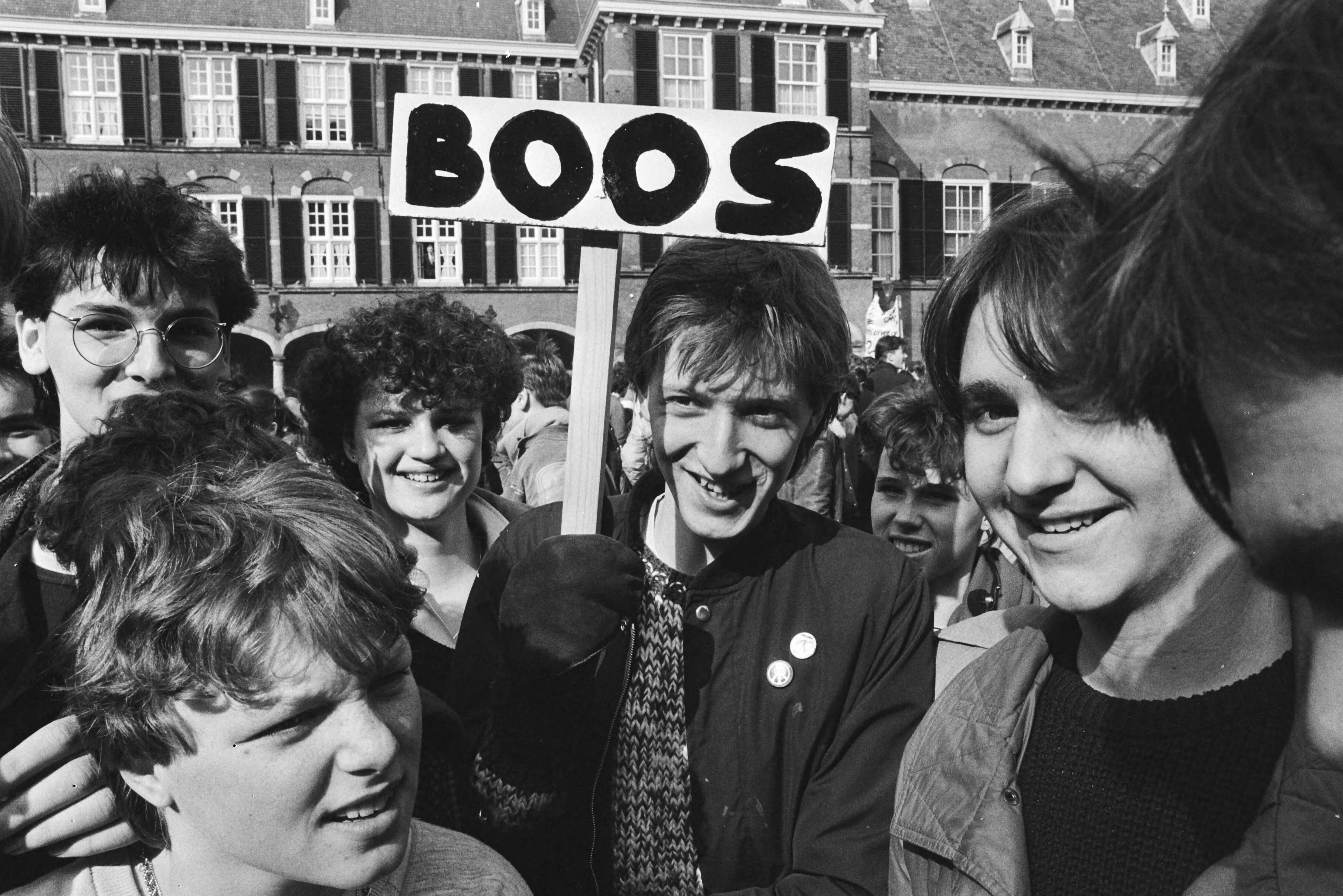 Scholieren demonstreren op het Binnenhof tegen bezuinigingen op het onderwijs — Den Haag|Zuid-Holland|bezuinigingen |omderwijs |leerlingen |betogingen|Binnenhof — Foto: Croes, Rob C. / Anefo. Licentie: Set B: Rechtenvrij / Publiek Domein. Bron: Nationaal Archief. http://hdl.handle.net/10648/ad26b14a-d0b4-102d-bcf8-003048976d84