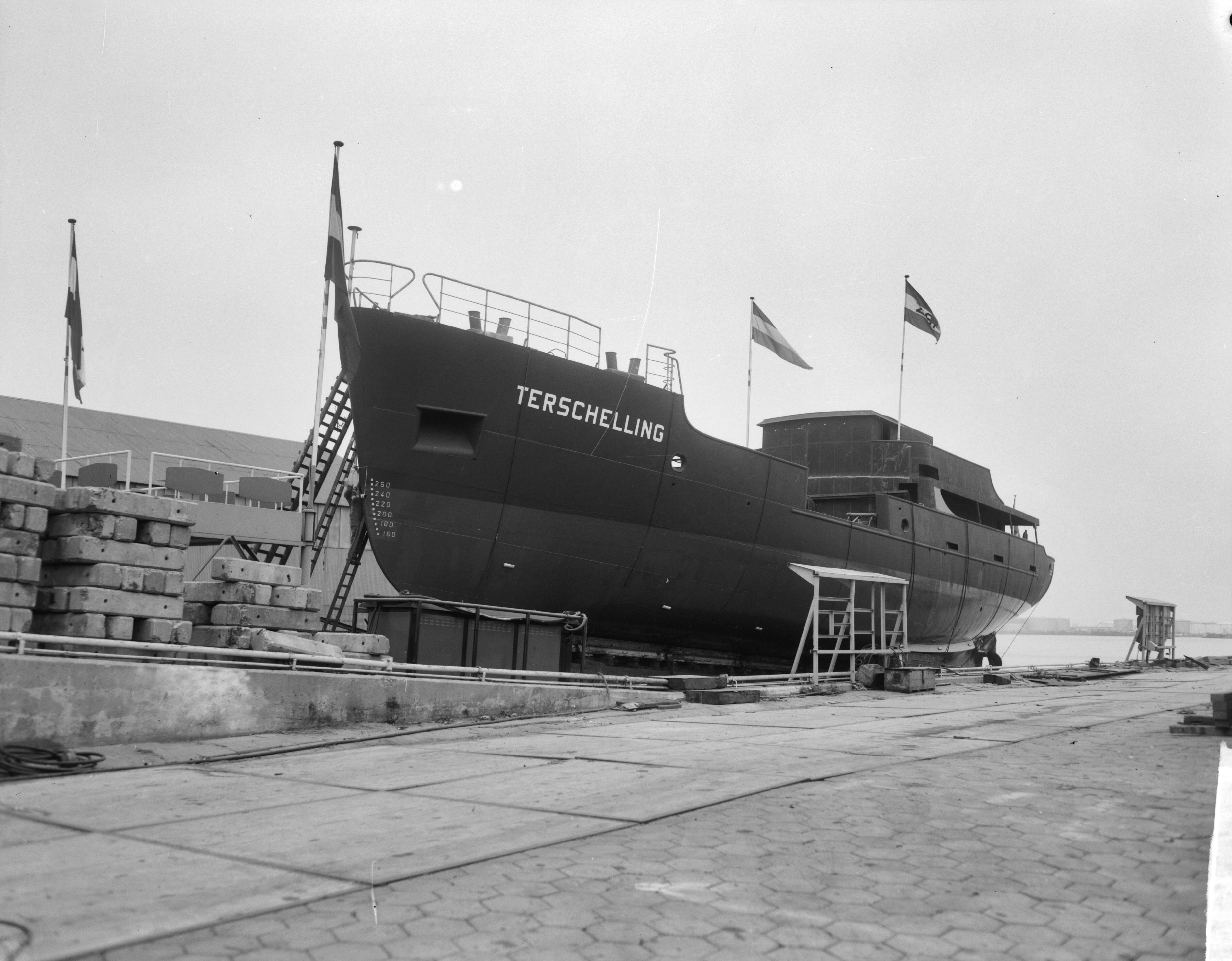 Tewaterlating betonningsvaartuig "Terschelling" — Tewaterlating betonningsvaartuig "Terschelling" op de scheepswerf Achtersluispolder van de Zaanlandse Scheepsbouw Maatschappij (Z.S.M.) — Foto: Bilsen, Joop van / Anefo. Licentie: Set B: Rechtenvrij / Publiek Domein. Bron: Nationaal Archief. http://hdl.handle.net/10648/aa466c22-d0b4-102d-bcf8-003048976d84