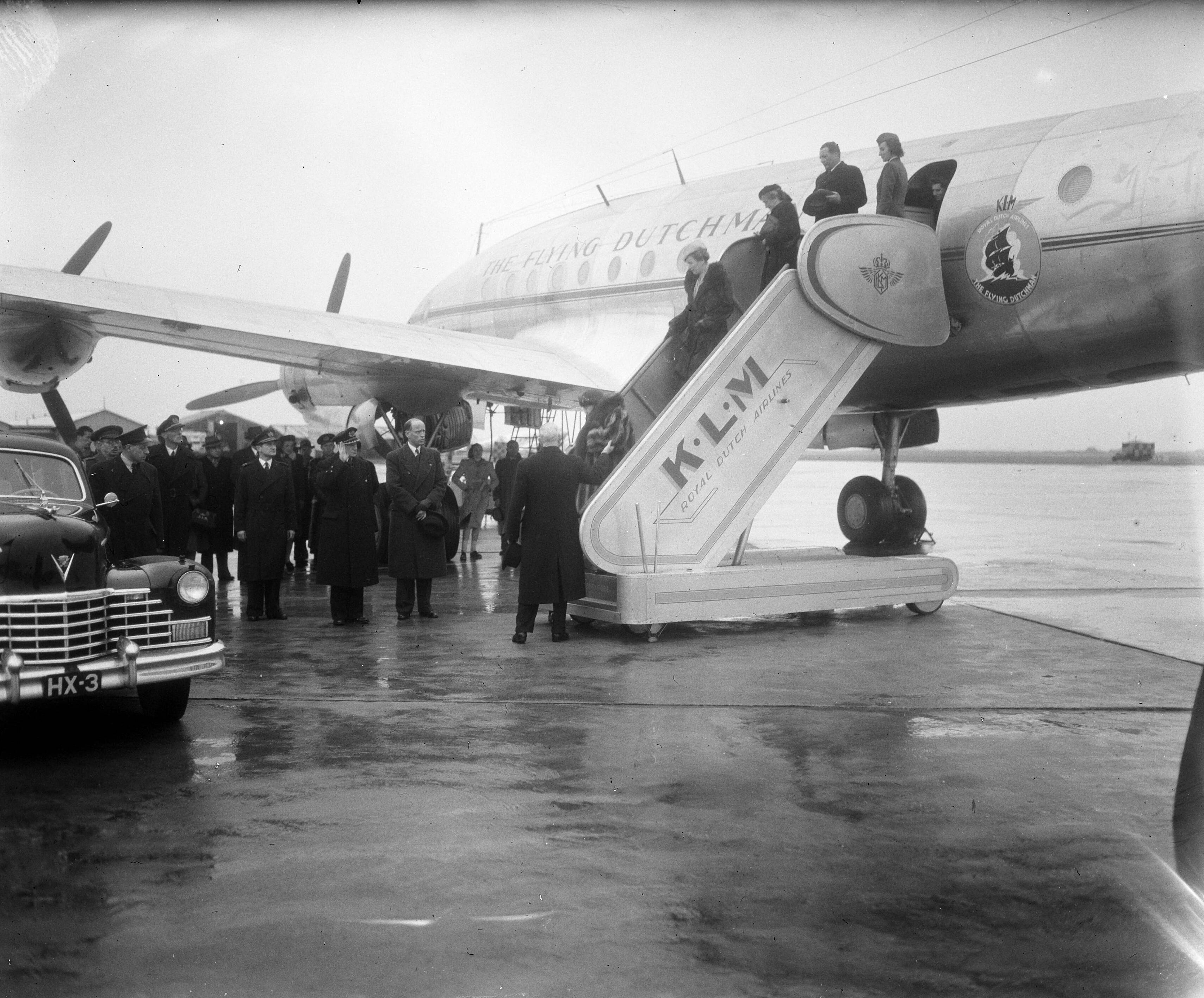 Fotocollectie Anefo — Aankomst van koningin Wilhelmina en prinses-regentes Juliana op Schiphol — Foto: Sagers, Harry / Anefo. Licentie: Set B: Rechtenvrij / Publiek Domein. Bron: Nationaal Archief. http://hdl.handle.net/10648/ad7a620e-d0b4-102d-bcf8-003048976d84