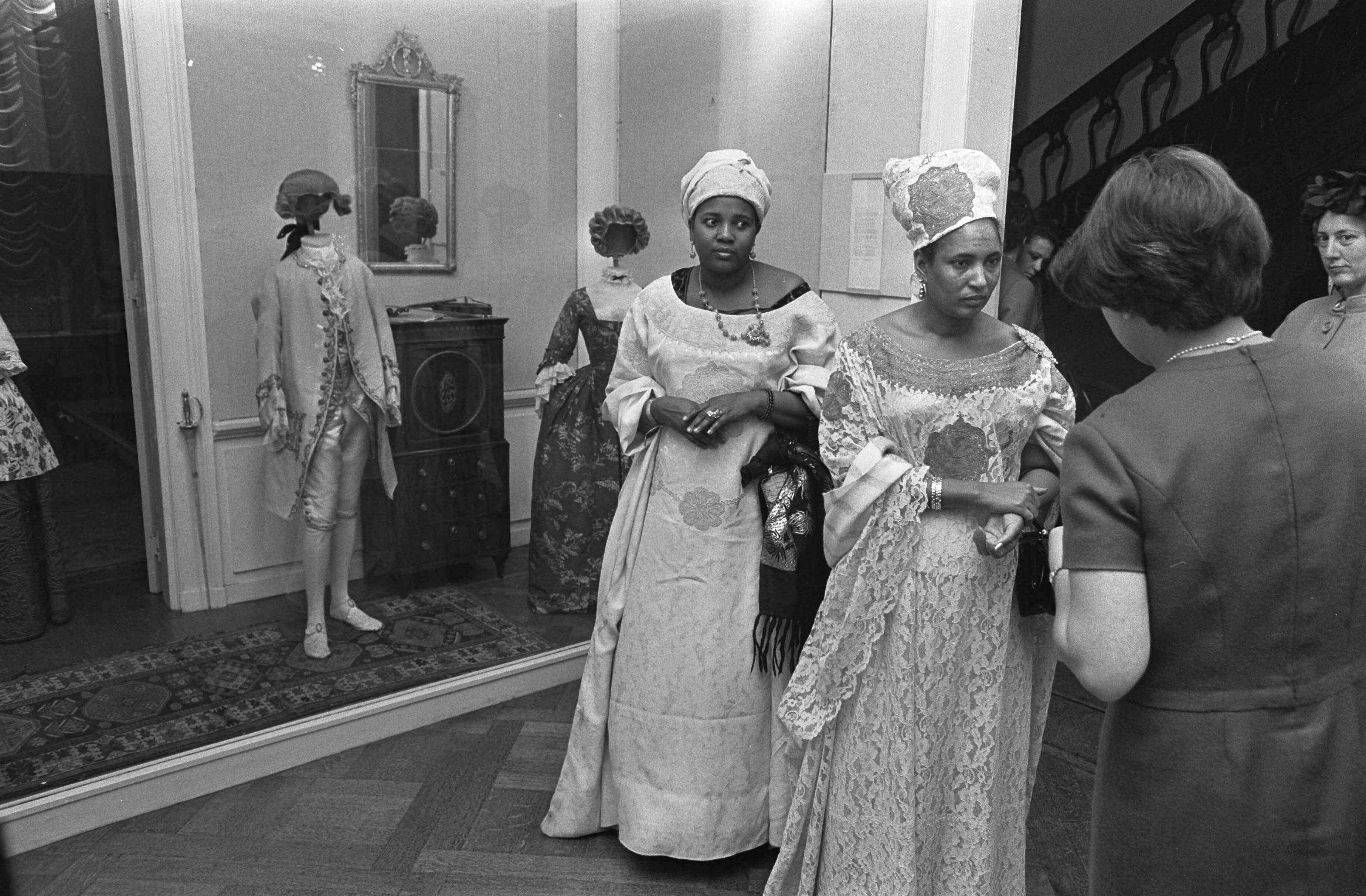 Fotocollectie Anefo — President van Niger voor de besprekingen in Rolzaal Den Haag de echtgenote van de President en de Minister tijdens rondgang museum — Foto: Kroon, Ron / Anefo. Licentie: Set B: Rechtenvrij / Publiek Domein. Bron: Nationaal Archief. http://hdl.handle.net/10648/ab50180c-d0b4-102d-bcf8-003048976d84