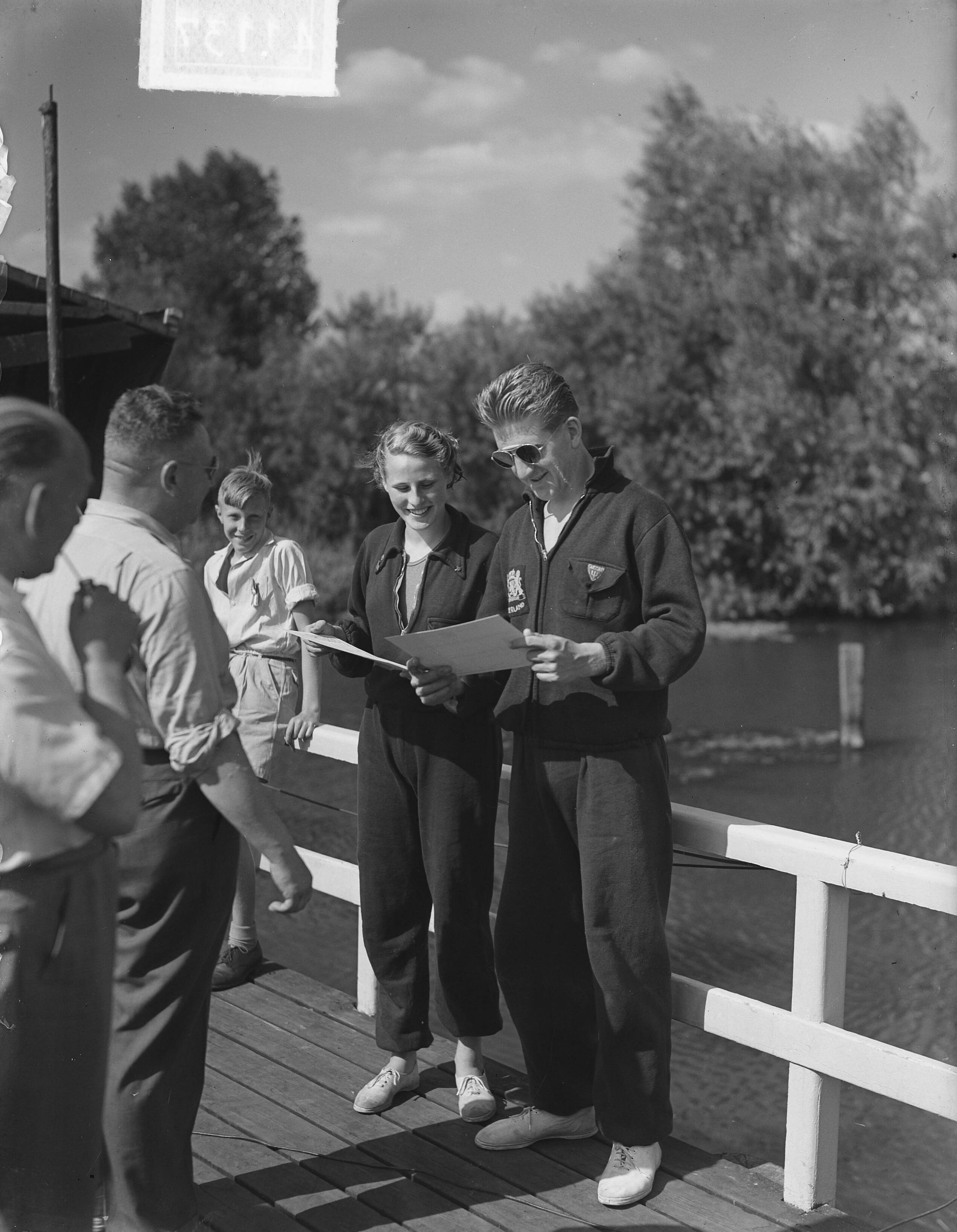 Nederlandse zwemkampioenschappen in zwembad De Kromme Rijn te Utrecht — Nederlandse zwemkampioenschappen te Utrecht. 100 meter rugslag. Kees Kiewiet en Geertje Wielema met diploma — Foto: Nijs, Jac. de / Anefo. Licentie: Set B: Rechtenvrij / Publiek Domein. Bron: Nationaal Archief. http://hdl.handle.net/10648/a8dce906-d0b4-102d-bcf8-003048976d84