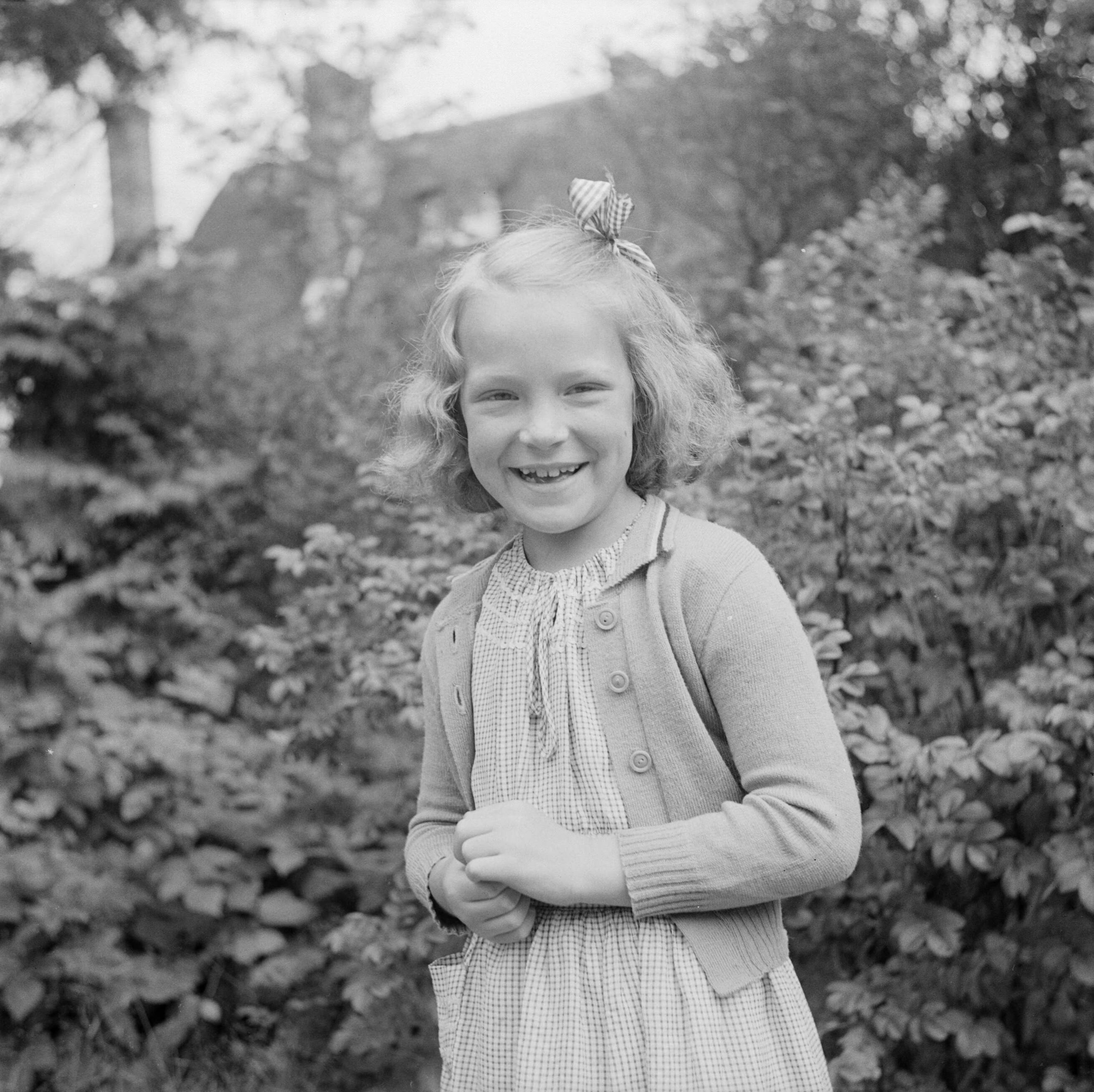 Prinses Beatrix en prinses Irene op de Werkplaats Kindergemeenschap van Kees Boeke te Bilthoven — Prinses Irene in de tuin — Foto: Poll, Willem van de. Licentie: Set B: Rechtenvrij / Publiek Domein. Bron: Nationaal Archief. http://hdl.handle.net/10648/aee81c30-d0b4-102d-bcf8-003048976d84