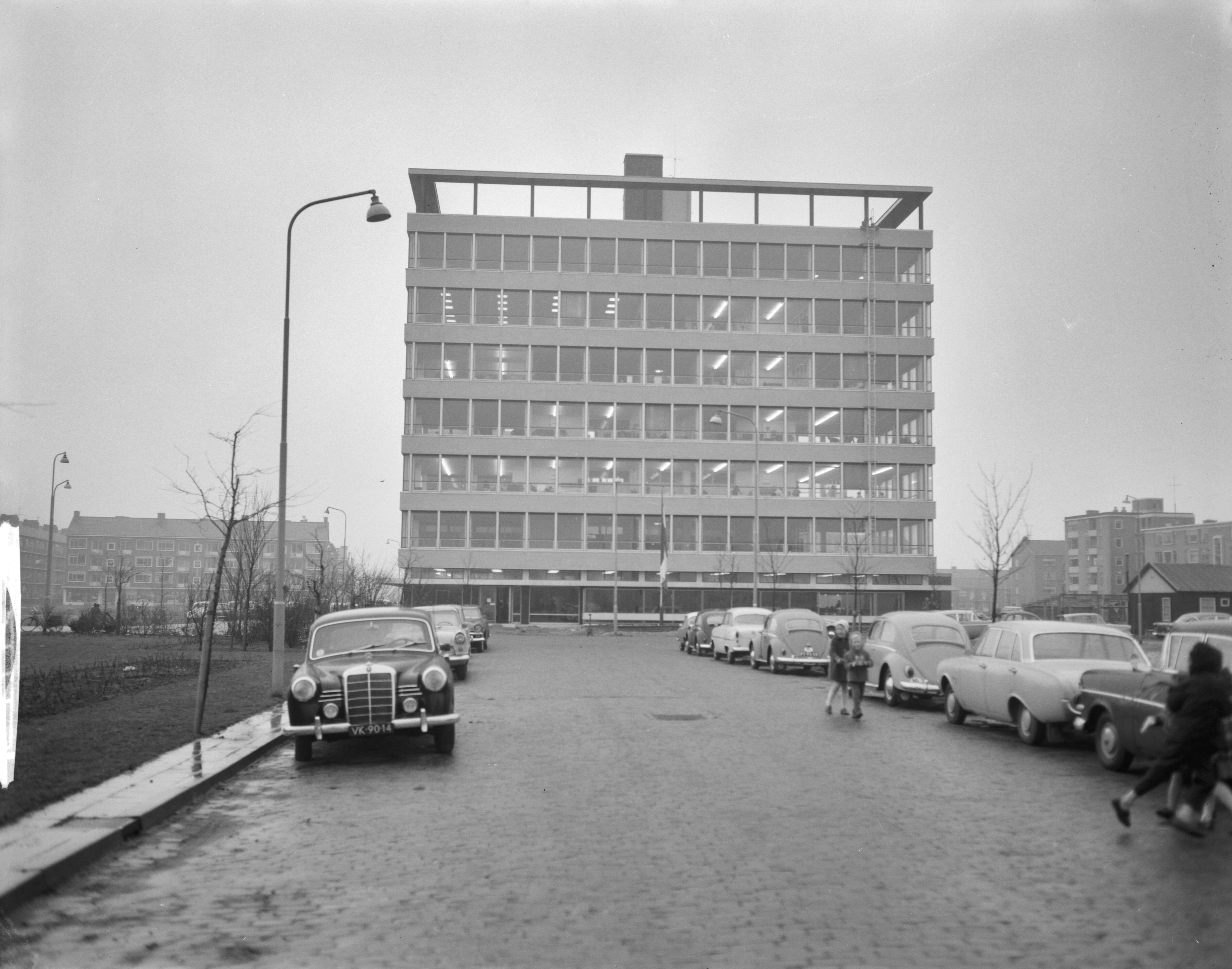 Fotocollectie Anefo — Nieuw gebouw Centraal Bureau voor de afgifte van Rijvaardigheidsbewijzen (CBR). Exterieur — Foto: Bilsen, Joop van / Anefo. Licentie: Set B: Rechtenvrij / Publiek Domein. Bron: Nationaal Archief. http://hdl.handle.net/10648/aa02a3fc-d0b4-102d-bcf8-003048976d84