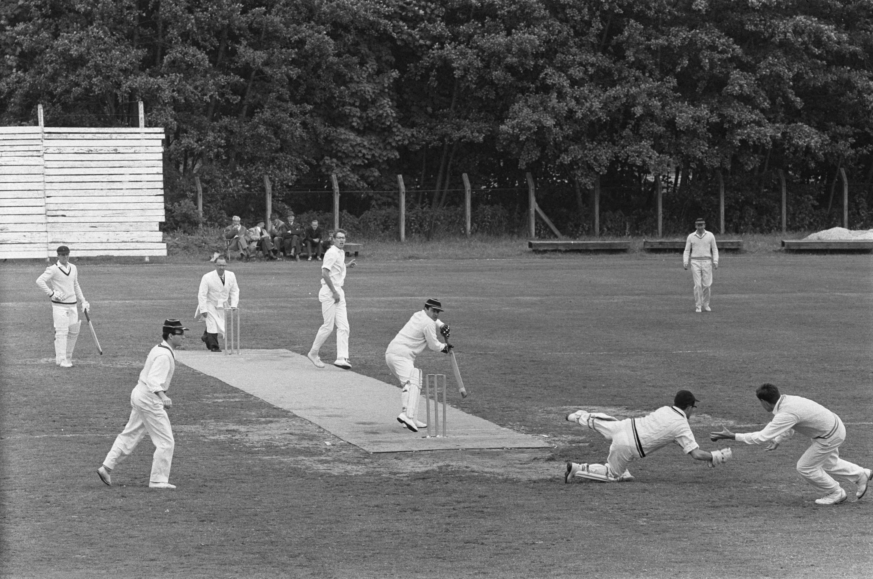 Fotocollectie Anefo — Cricket. Rood en Wit tegen VRA te Haarlem. Bowler Van Som (Rood en Wit ), Worries (VRA) aan bat en de wicket keeper Engelenberg (Rood en Wit) — Foto: Pot, Harry / Anefo. Licentie: Set B: Rechtenvrij / Publiek Domein. Bron: Nationaal Archief. http://hdl.handle.net/10648/aa3b07e2-d0b4-102d-bcf8-003048976d84