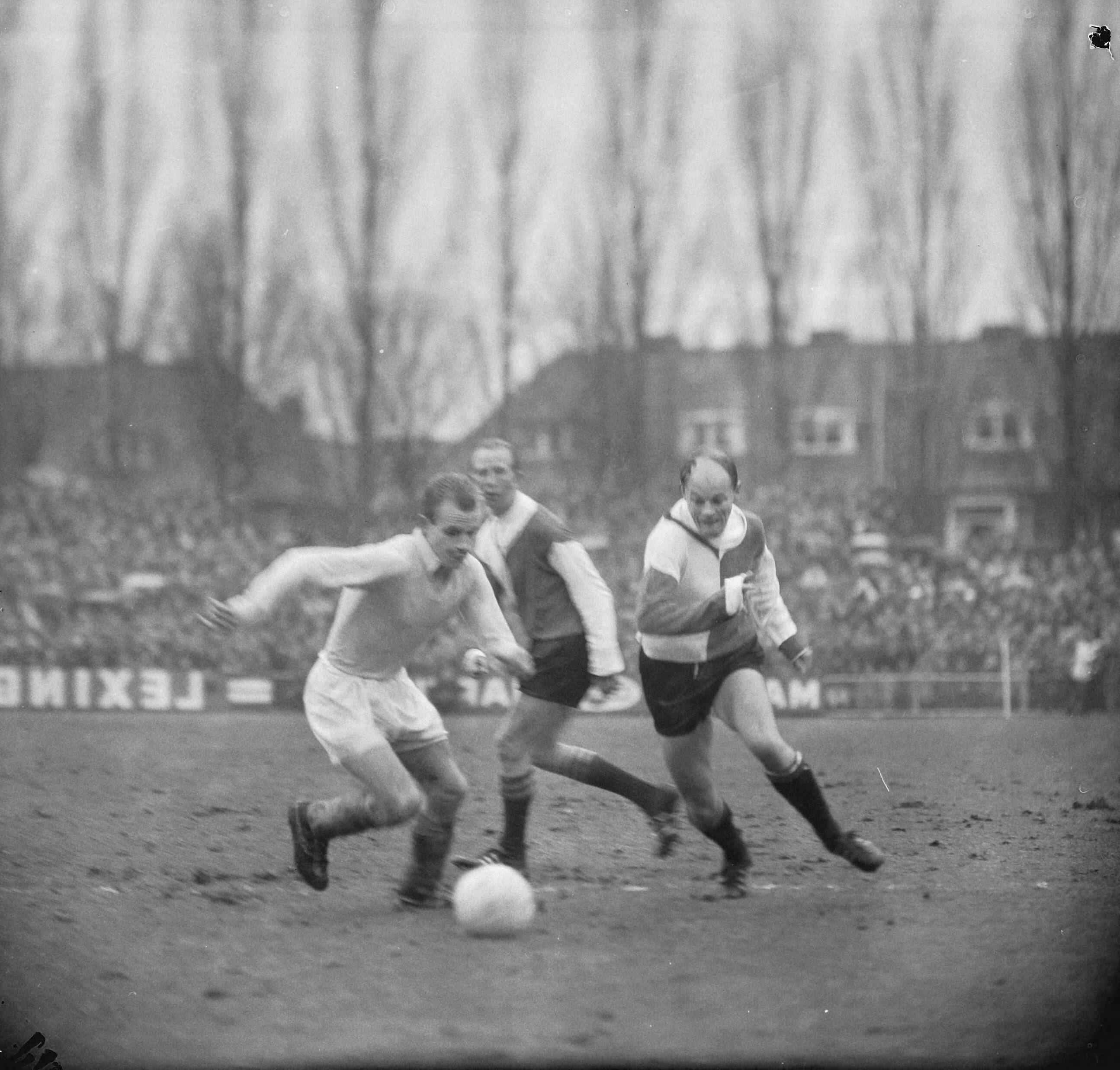 Fotocollectie Anefo — Voetbal. NAC tegen Feyenoord 1-0. Spelmoment, v.l.n.r. Gerard Bergholtz, Henk Groot en Rob Mul (NAC) — Foto: Nijs, Jac. de / Anefo. Licentie: Set B: Rechtenvrij / Publiek Domein. Bron: Nationaal Archief. http://hdl.handle.net/10648/aa9a75ec-d0b4-102d-bcf8-003048976d84