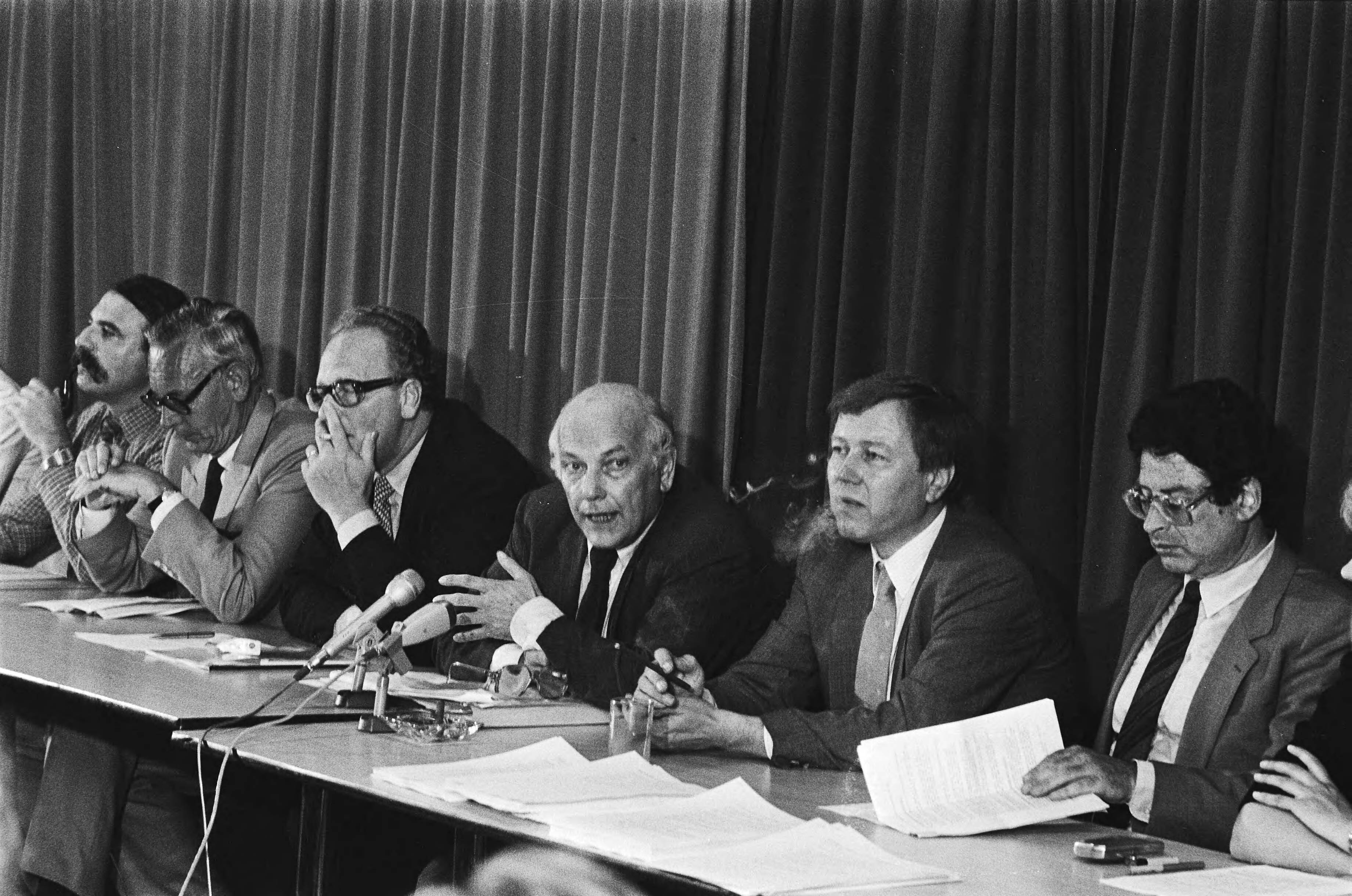 Fotocollectie Anefo — Persconferentie afgetreden PvdA-ministers in Den Haag — Foto: Bogaerts, Rob / Anefo. Licentie: Set B: Rechtenvrij / Publiek Domein. Bron: Nationaal Archief. http://hdl.handle.net/10648/ad18d3b8-d0b4-102d-bcf8-003048976d84