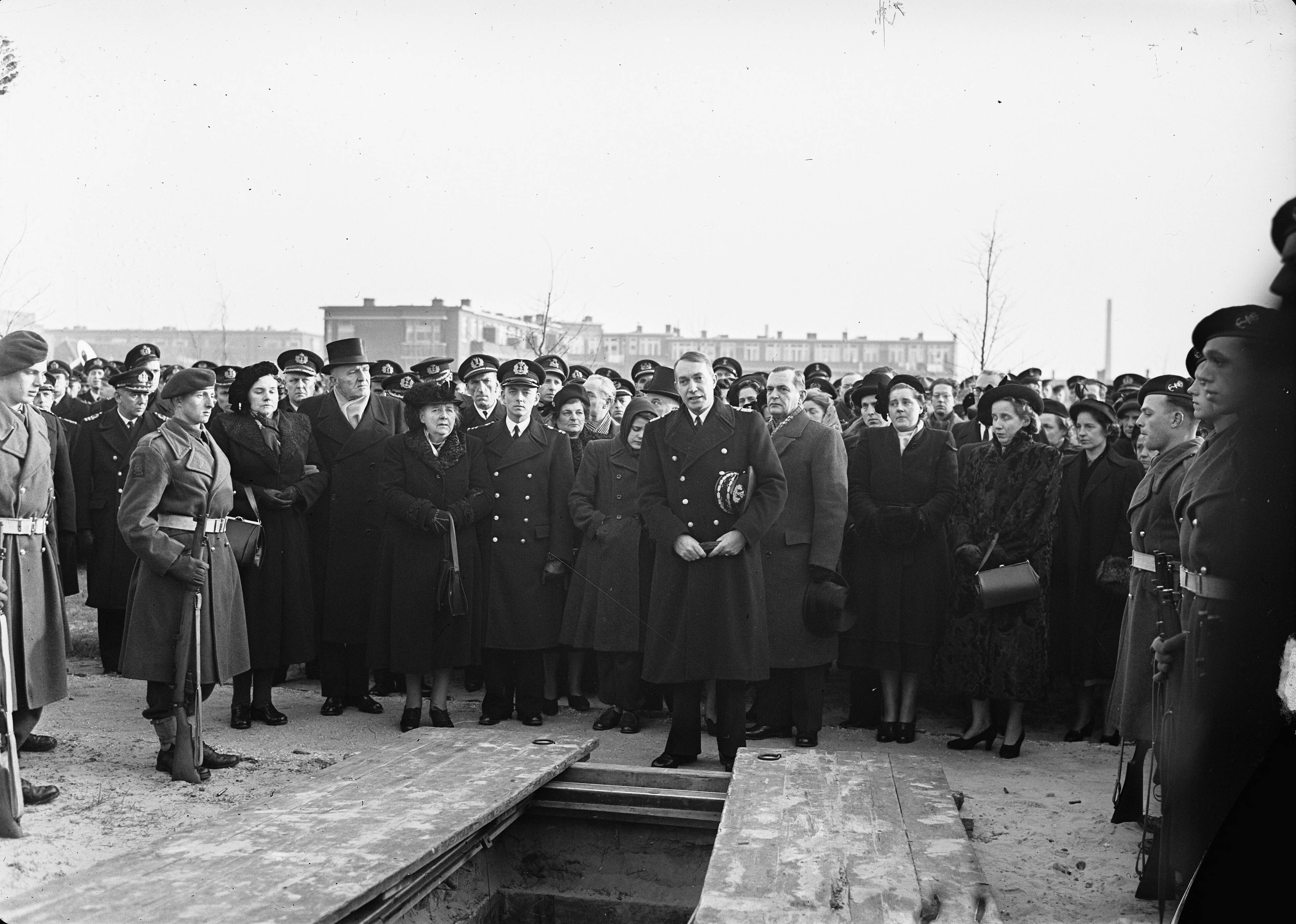Begrafenis luitenant-ter-zee Schuringa in Den Haag — Begrafenis Luitenant ter Zee Schuringa in Den Haag. Toespraak van een marine-officier bij de groeve — Foto: Thuring, John / Anefo. Licentie: Set B: Rechtenvrij / Publiek Domein. Bron: Nationaal Archief. http://hdl.handle.net/10648/a8d3fba2-d0b4-102d-bcf8-003048976d84