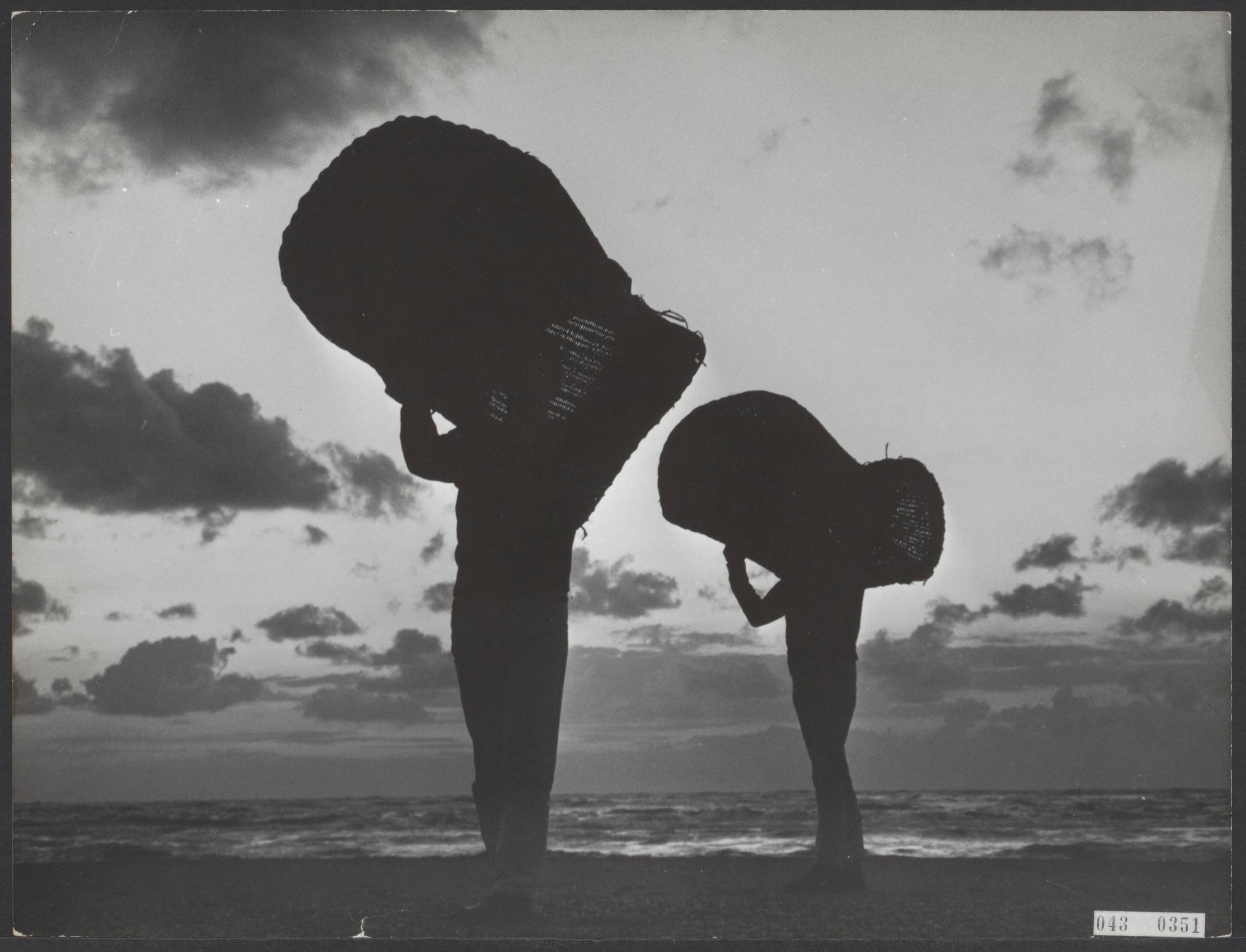 Fotocollectie Elsevier Binnenland — Sfeeropnamen eind van het badseizoen. Opruimingswerkzaamheden aan het Zandvoortse strand — Foto: Pot, Harry / Anefo. Licentie: Set B: Rechtenvrij / Publiek Domein. Bron: Nationaal Archief. http://hdl.handle.net/10648/adf8bf00-d0b4-102d-bcf8-003048976d84