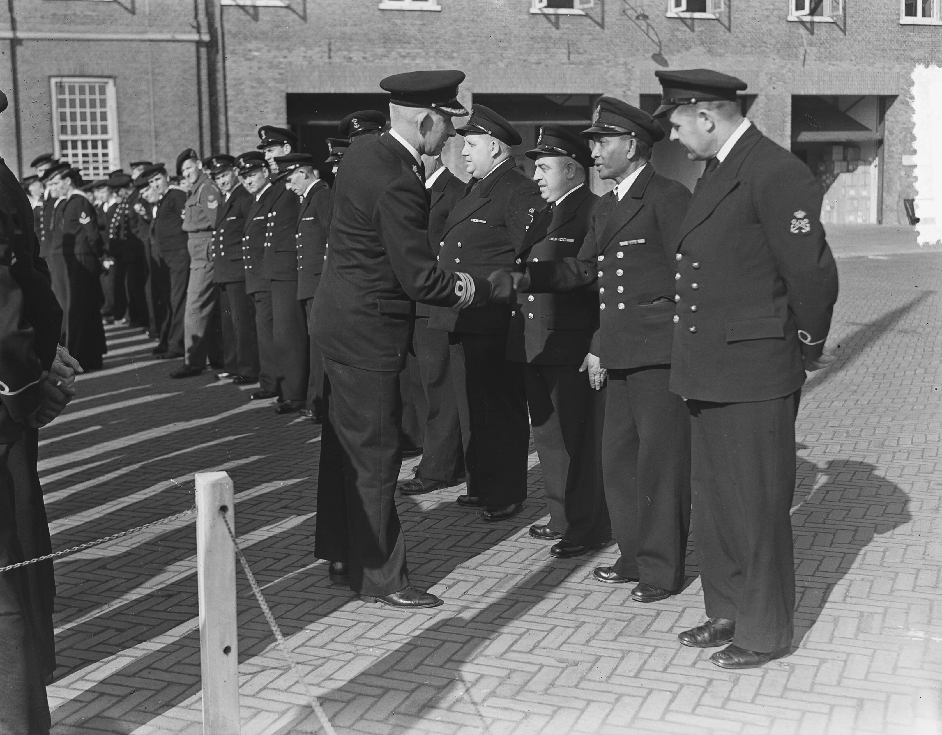 Commando-overdracht van de Marinezazerne te Den Haag — Commando-overdracht van de Marinezazerne te Den Haag door kapitein-luitenant-ter-zee B.J. Velderman aan kapitein-ter-zee M.A.J. Derksema. Kapitein-luitenant-ter-zee B.J. Velderman neemt afscheid van de manschappen — Foto: Duinen, H. van / Anefo. Licentie: Set B: Rechtenvrij / Publiek Domein. Bron: Nationaal Archief. http://hdl.handle.net/10648/a8f05de2-d0b4-102d-bcf8-003048976d84