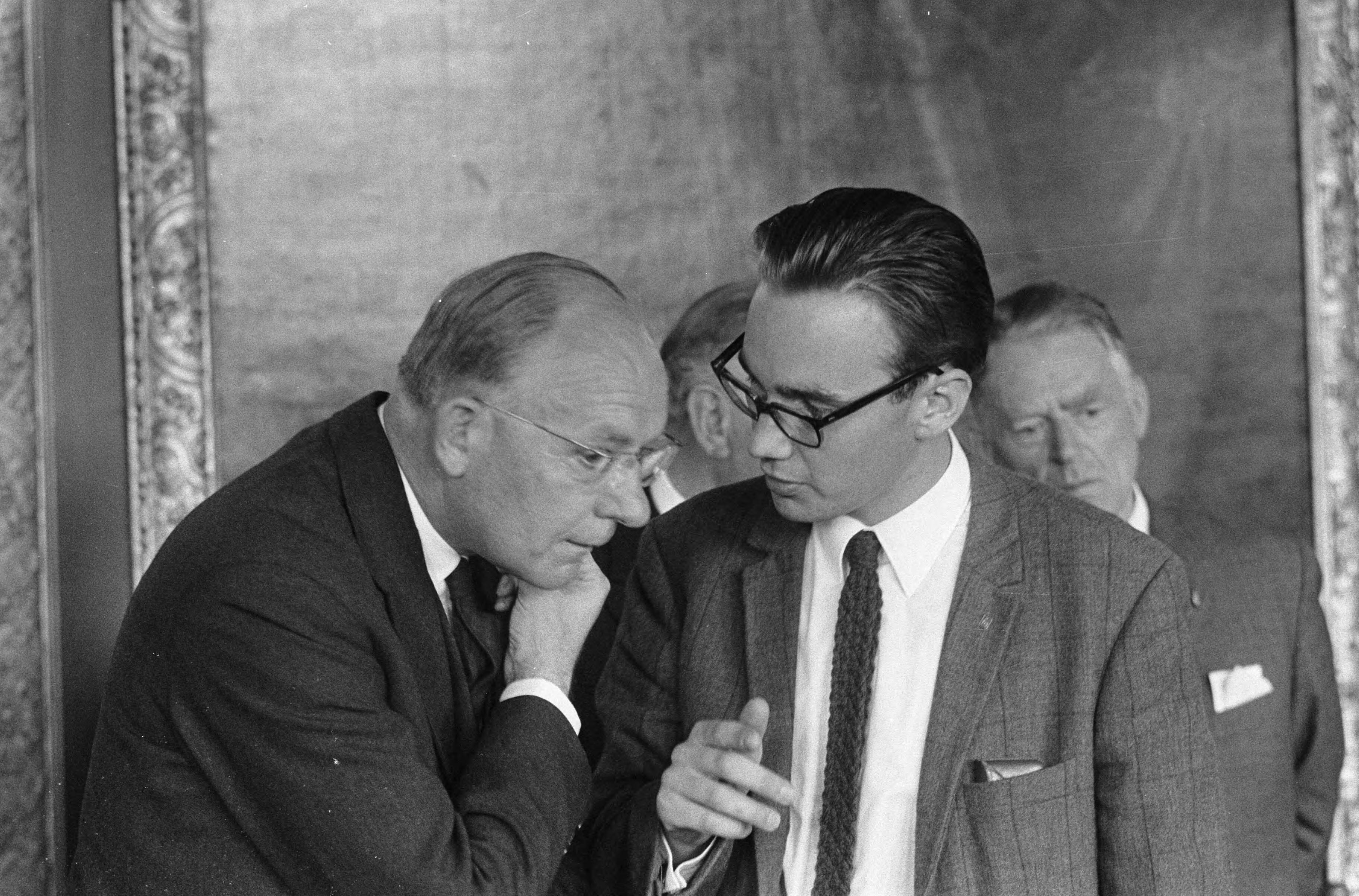 Fotocollectie Anefo — Groep van tien Ministers van Financien bijeen in Den Haag — Foto: Kroon, Ron / Anefo. Licentie: Set B: Rechtenvrij / Publiek Domein. Bron: Nationaal Archief. http://hdl.handle.net/10648/aaf40328-d0b4-102d-bcf8-003048976d84