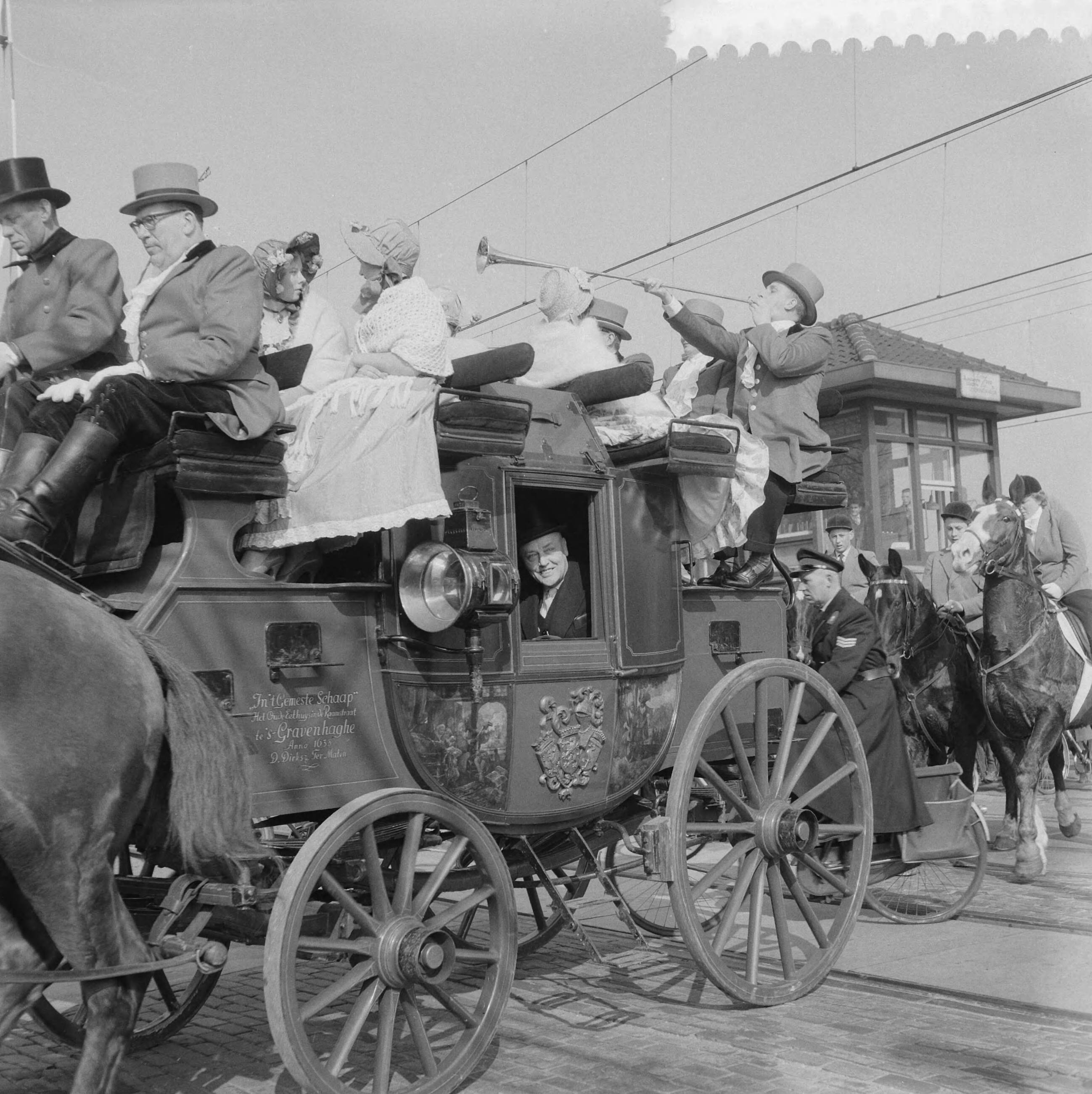 Fotocollectie Anefo — Burgemeester A.H. van Gelderen van Zaandijk viert 25-jarig jubileum. Burgemeester Van Gelderen in oude Engelse postkoets tijdens de rit — Foto: Lindeboom, Henk / Anefo. Licentie: Set B: Rechtenvrij / Publiek Domein. Bron: Nationaal Archief. http://hdl.handle.net/10648/a9aa7f60-d0b4-102d-bcf8-003048976d84