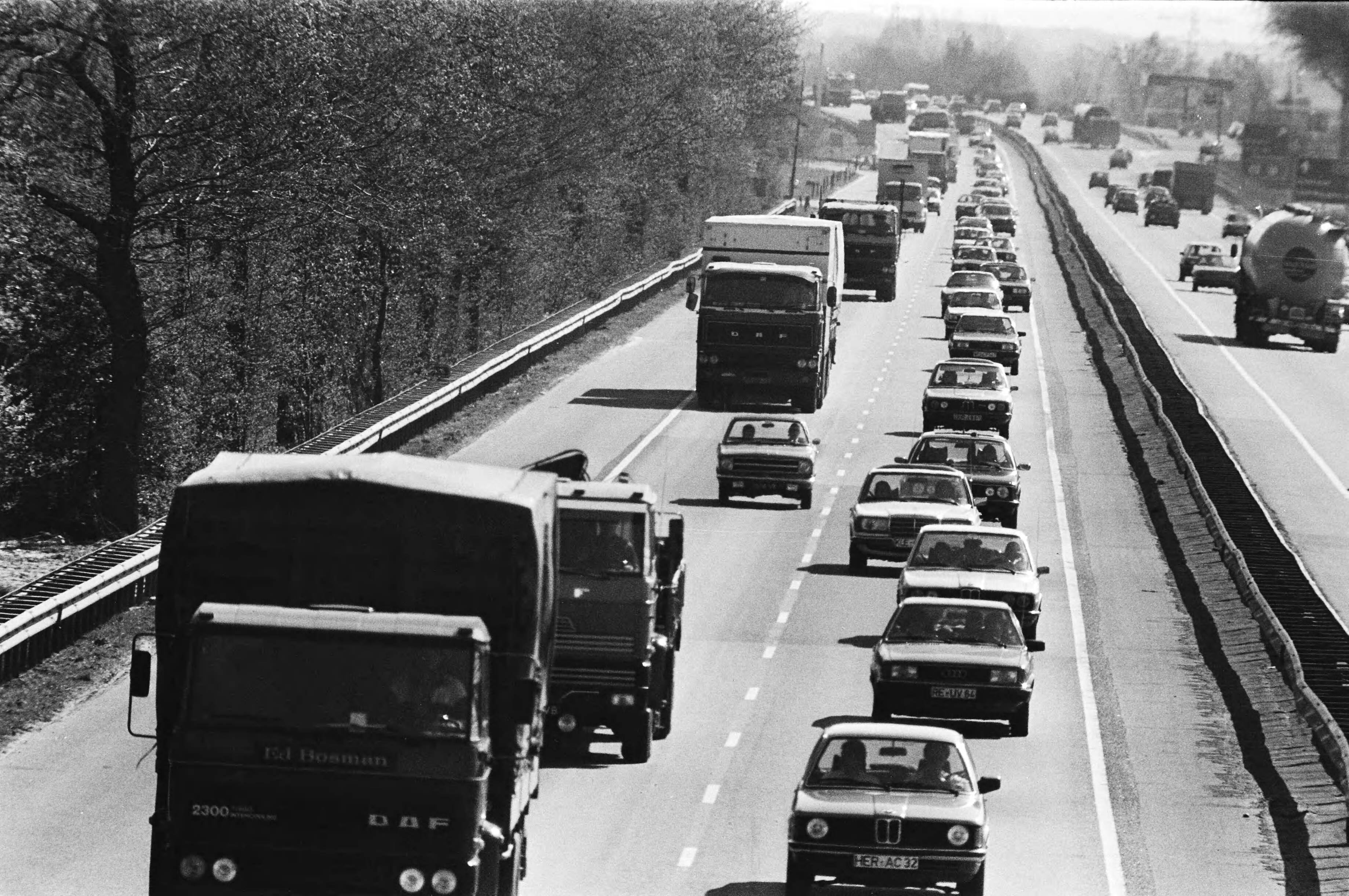 Fotocollectie Anefo — Grote drukte op Nederlandse wegen i.v.m. de grote stroom Duitse toeristen, drukte op weg Oberhausen naar Utrecht (A12) ter hoogte van Bunnik — Foto: Antonisse, Marcel / Anefo. Licentie: Set B: Rechtenvrij / Publiek Domein. Bron: Nationaal Archief. http://hdl.handle.net/10648/acf9ad58-d0b4-102d-bcf8-003048976d84
