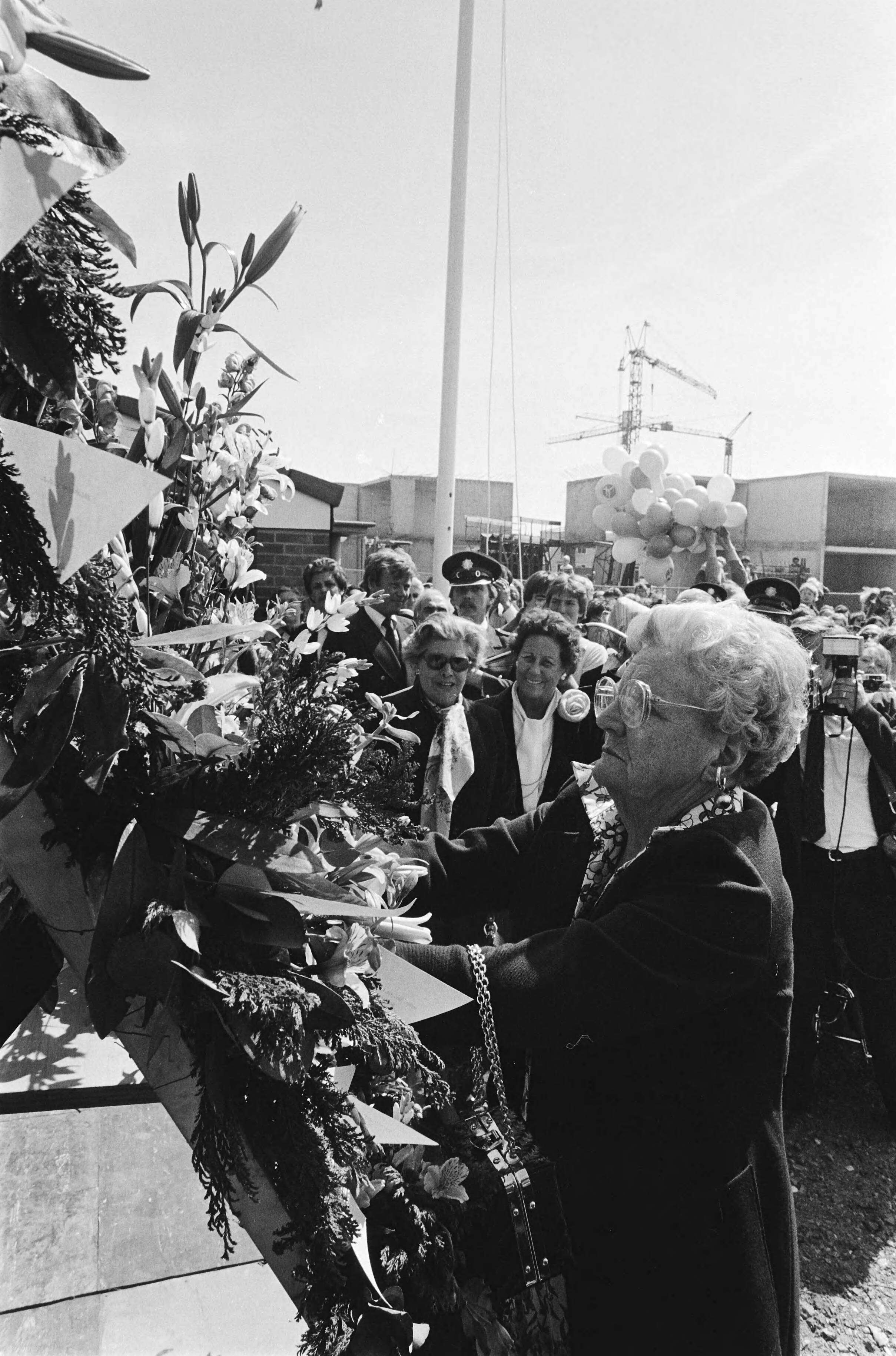 Fotocollectie Anefo — Prinses Juliana woont lentefeest bij opening nieuwe gebouwen Steinmetz Stichting in Den Haag ; Pr Juliana verricht opening — Foto: Dijk, Hans van / Anefo. Licentie: Set B: Rechtenvrij / Publiek Domein. Bron: Nationaal Archief. http://hdl.handle.net/10648/ace0fb5a-d0b4-102d-bcf8-003048976d84