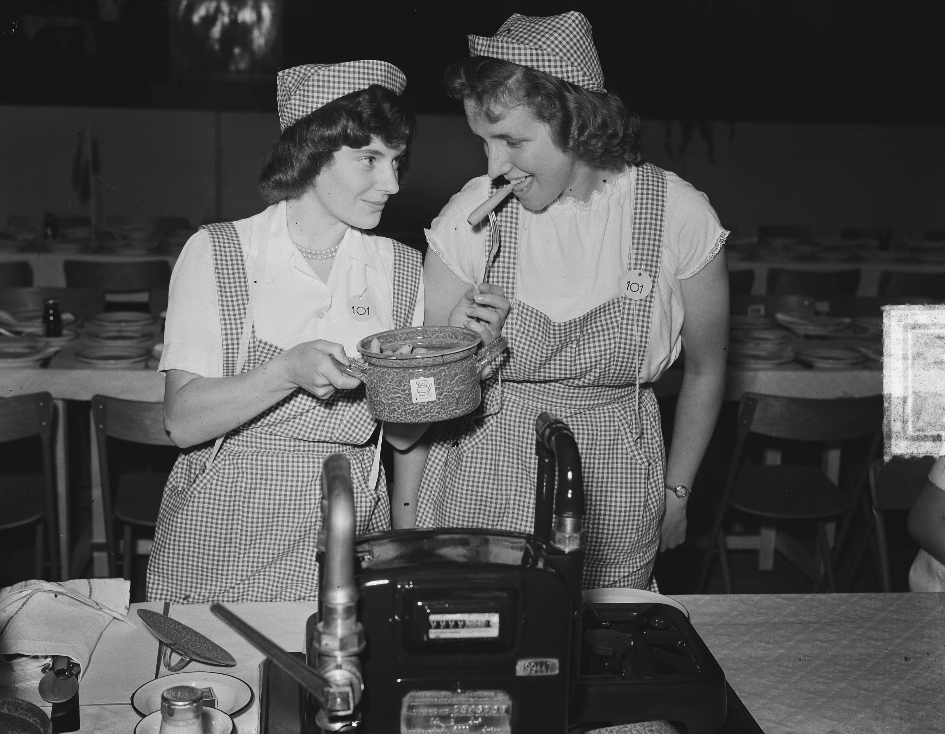 Nationale kookwedstrijd in Den Haag t.g.v. 100 jaar BK Kampen — Foto: Bilsen, Joop van / Anefo. — Licentie: Set B: Rechtenvrij / Publiek Domein. Bron: Nationaal Archief. http://hdl.handle.net/10648/a8ec48f6-d0b4-102d-bcf8-003048976d84