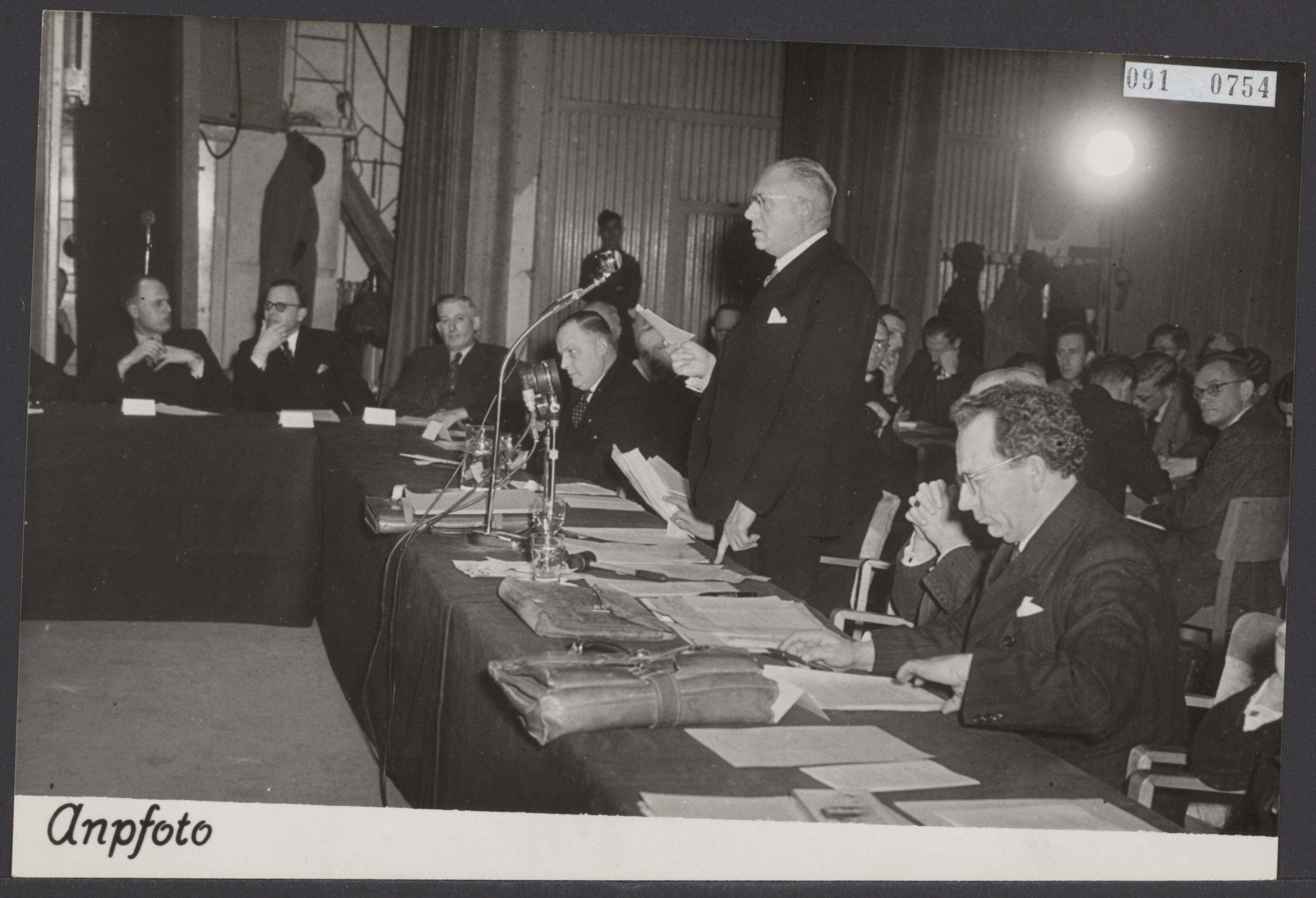 Fotocollectie Elsevier Binnenland — De Stichting van de Arbeid organiseerde te Utrecht een congres, gewijd aan de betekenis van het Europese herstelprogramma voor Nederland. E. Kupers, voorzitter van het NVV , opende het congres — Foto: ANP / RVD of rechtenvrij. Licentie: Set B: Rechtenvrij / Publiek Domein. Bron: Nationaal Archief. http://hdl.handle.net/10648/ae20e750-d0b4-102d-bcf8-003048976d84