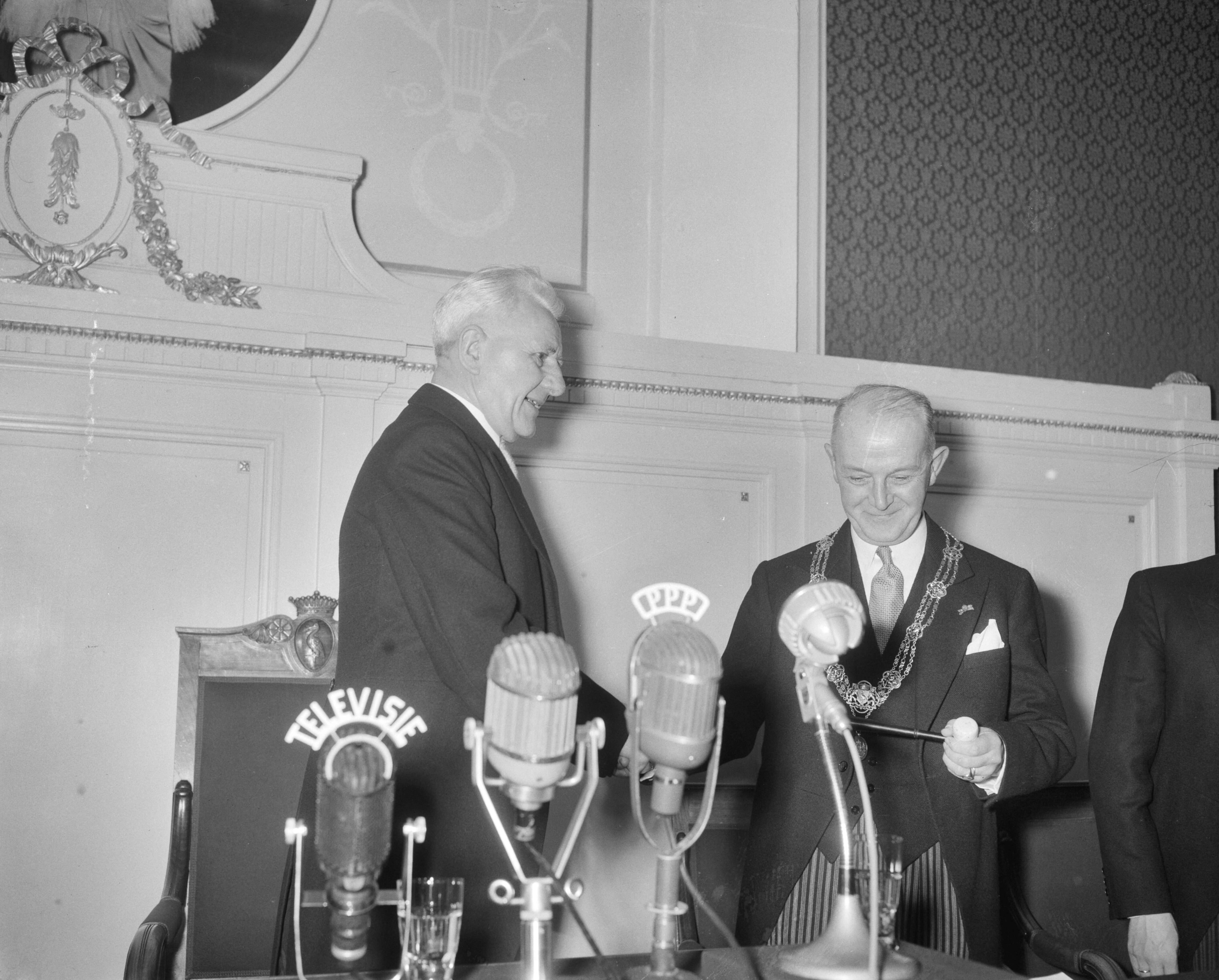 Fotocollectie Anefo — Installatie van burgemeester H.A.M.T. Kolfschoten van Den Haag — Foto: Bilsen, Joop van / Anefo. Licentie: Set B: Rechtenvrij / Publiek Domein. Bron: Nationaal Archief. http://hdl.handle.net/10648/a957b852-d0b4-102d-bcf8-003048976d84