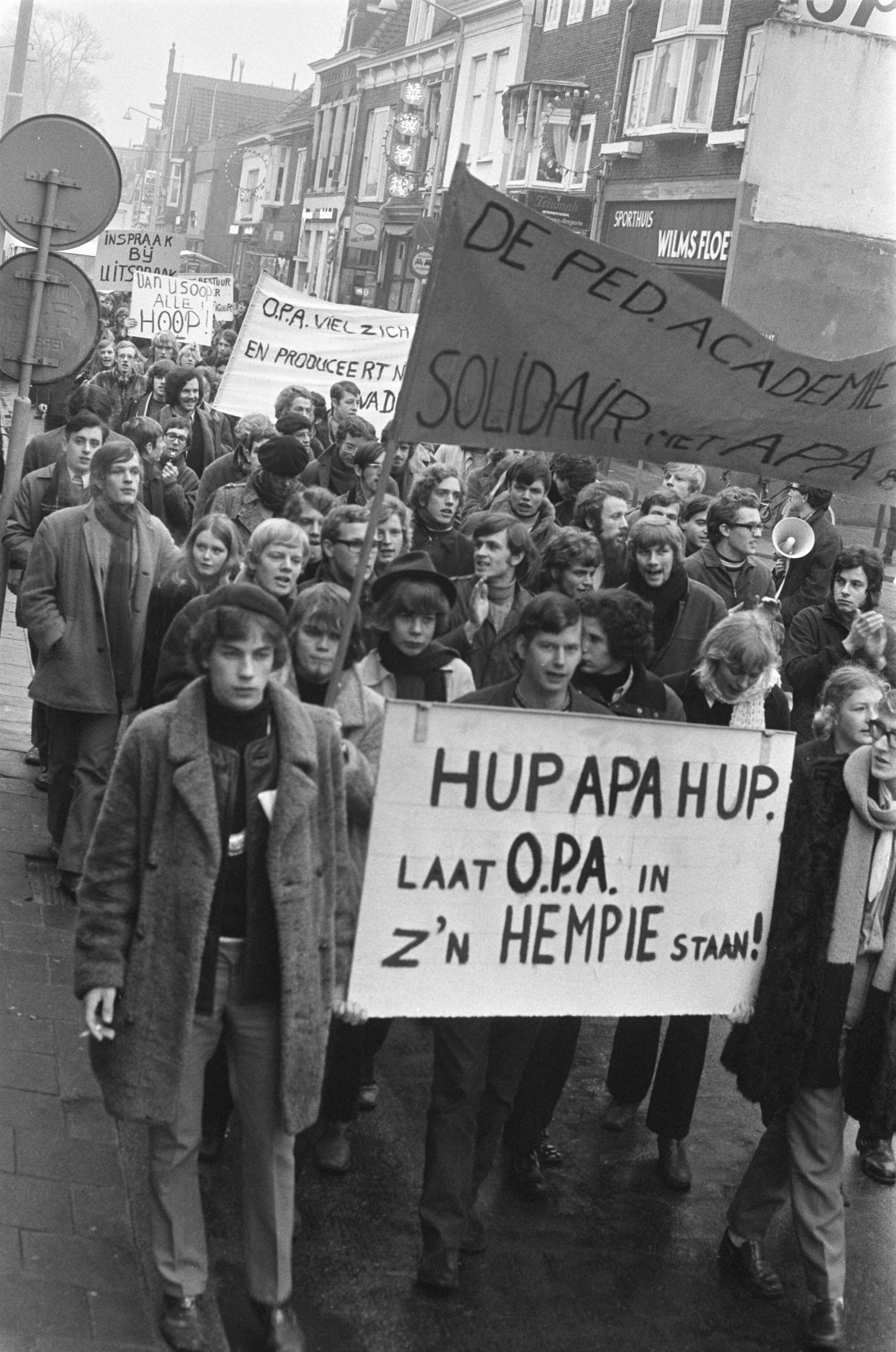 Fotocollectie Anefo — Demonstratie kweekschoolleerlingen uit Haarlem en IJmuiden, solidair met ex-bezetters P.A. Beverwijk. Demonstranten met borden — Foto: Verhoeff, Bert / Anefo. Licentie: Set B: Rechtenvrij / Publiek Domein. Bron: Nationaal Archief. http://hdl.handle.net/10648/ab894488-d0b4-102d-bcf8-003048976d84