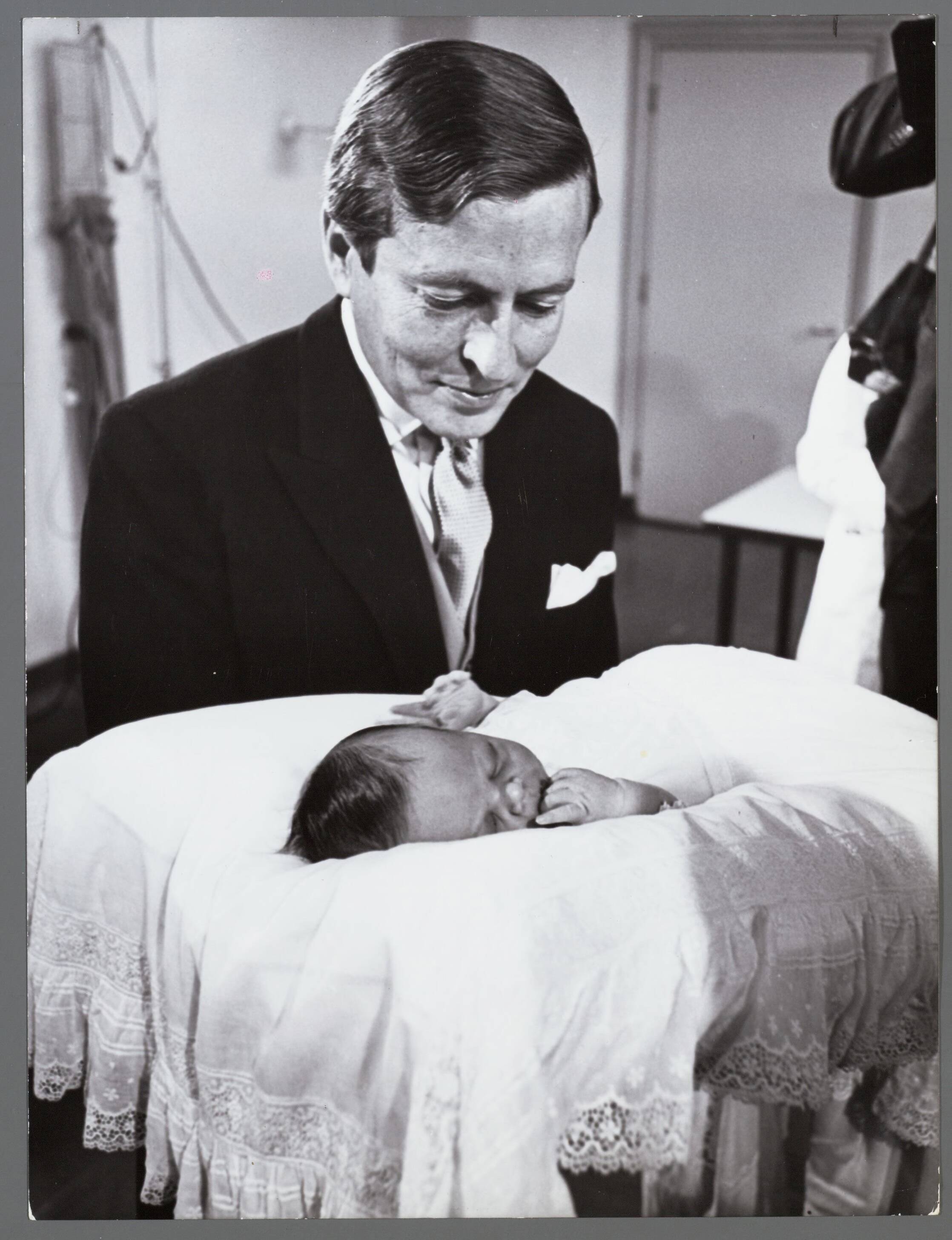 Fotocollectie RVD / Koninklijk Huis — Prins Johan Friso en Prins Claus op 28 september 1968 in het Academisch Ziekenhuis Utrecht — Foto: Nationaal Foto Persbureau / RVD. Licentie: Set B: Rechtenvrij / Publiek Domein. Bron: Nationaal Archief. http://hdl.handle.net/10648/afaece98-d0b4-102d-bcf8-003048976d84