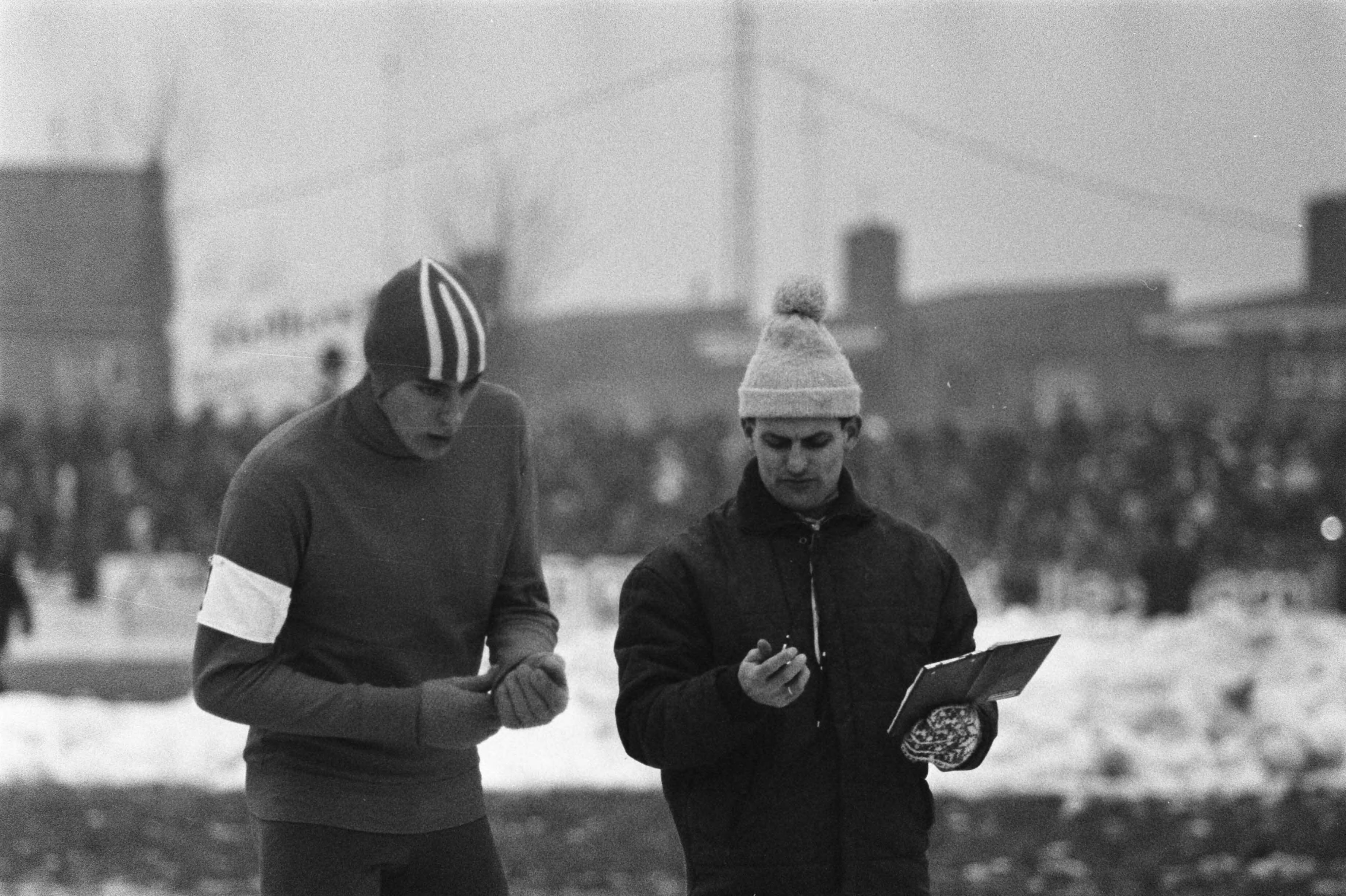 Nederlandse kampioenschappen schaatsen dames en heren te Deventer. — Nederlandse kampioenschappen schaatsen dames en heren te Deventer. Schenk en Pfrommer — Foto: Fotograaf Onbekend / Anefo. Licentie: Set B: Rechtenvrij / Publiek Domein. Bron: Nationaal Archief. http://hdl.handle.net/10648/ab88dc46-d0b4-102d-bcf8-003048976d84