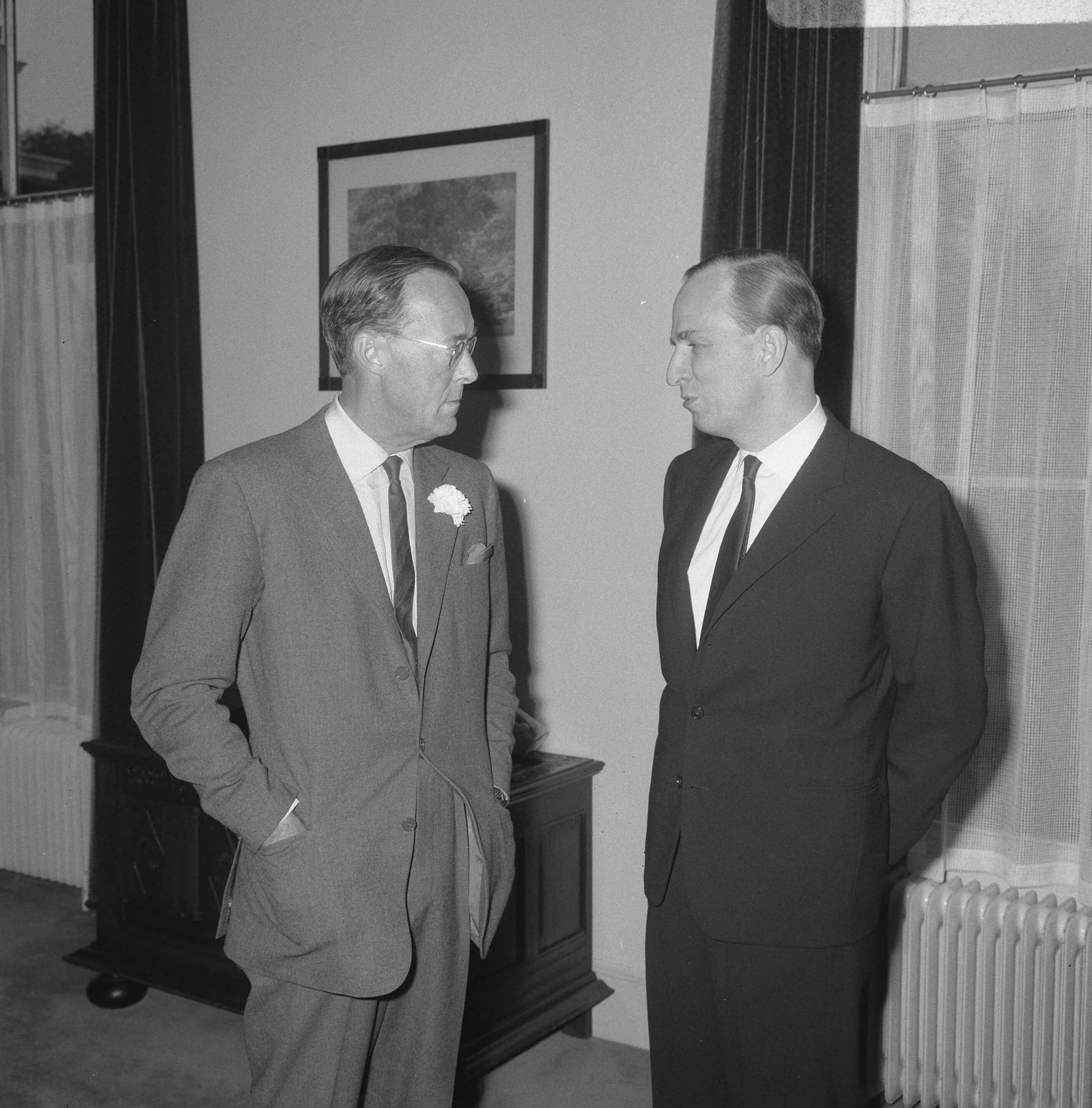 Ontvangst van de Zweedse toneel-en fimregiseur Ingmar Bergman op Paleis Soestdijk door prins Bernhard — Baarn|ontvangsten |prinsen |filmregiseurs |paleizen|Bernhard, prins |Bergmann, Ingmar|Utrecht (prov.)|Paleis Soestdijk — Foto: Nijs, Jac. de / Anefo. Licentie: Set B: Rechtenvrij / Publiek Domein. Bron: Nationaal Archief. http://hdl.handle.net/10648/ab00c478-d0b4-102d-bcf8-003048976d84