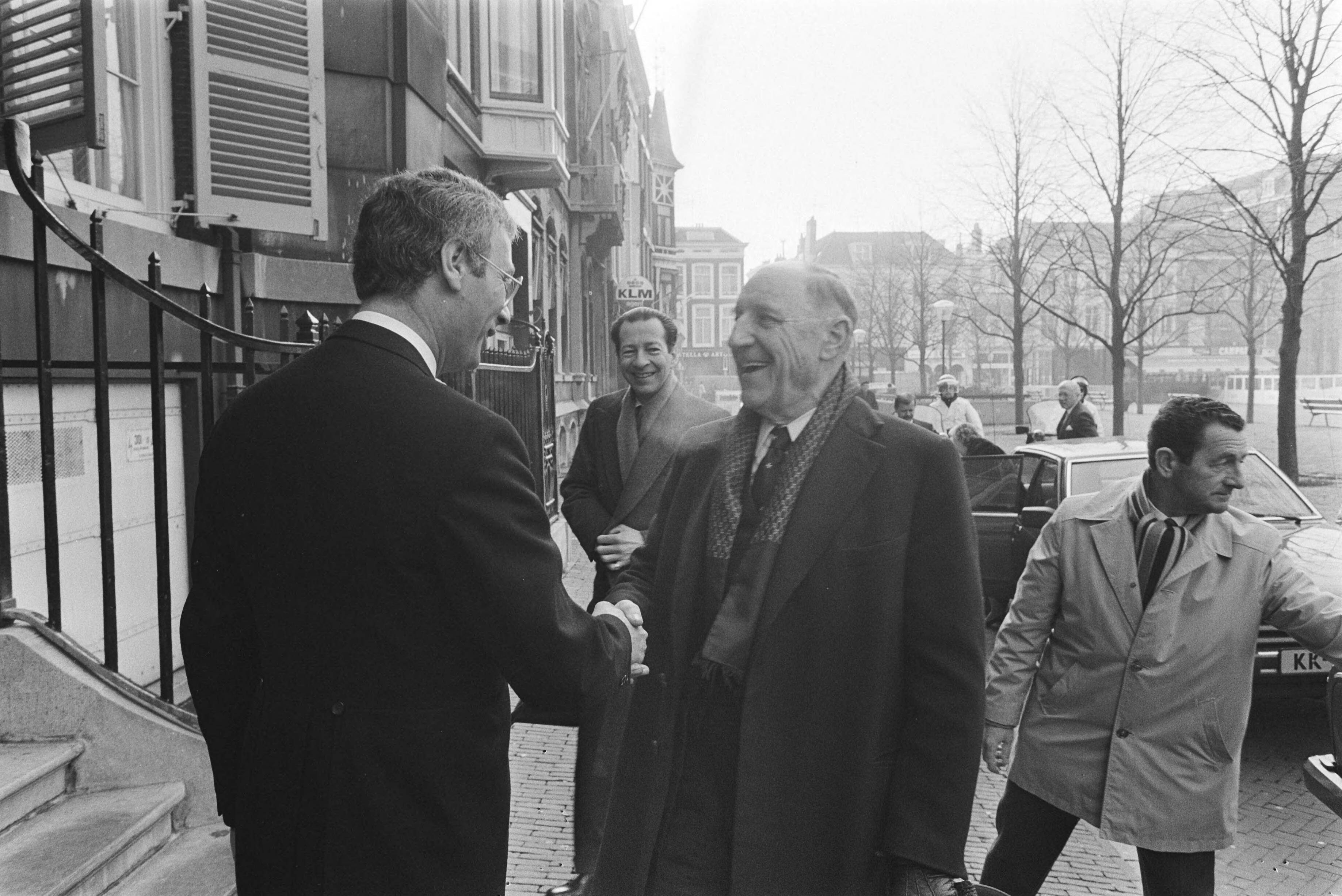 Fotocollectie Anefo — Afscheidstournee Navo-Reagan Luns langs ministeries in Den Haag ; Luns en minister Van de Broek (l) — Foto: Croes, Rob C. / Anefo. Licentie: Set B: Rechtenvrij / Publiek Domein. Bron: Nationaal Archief. http://hdl.handle.net/10648/ad35b398-d0b4-102d-bcf8-003048976d84