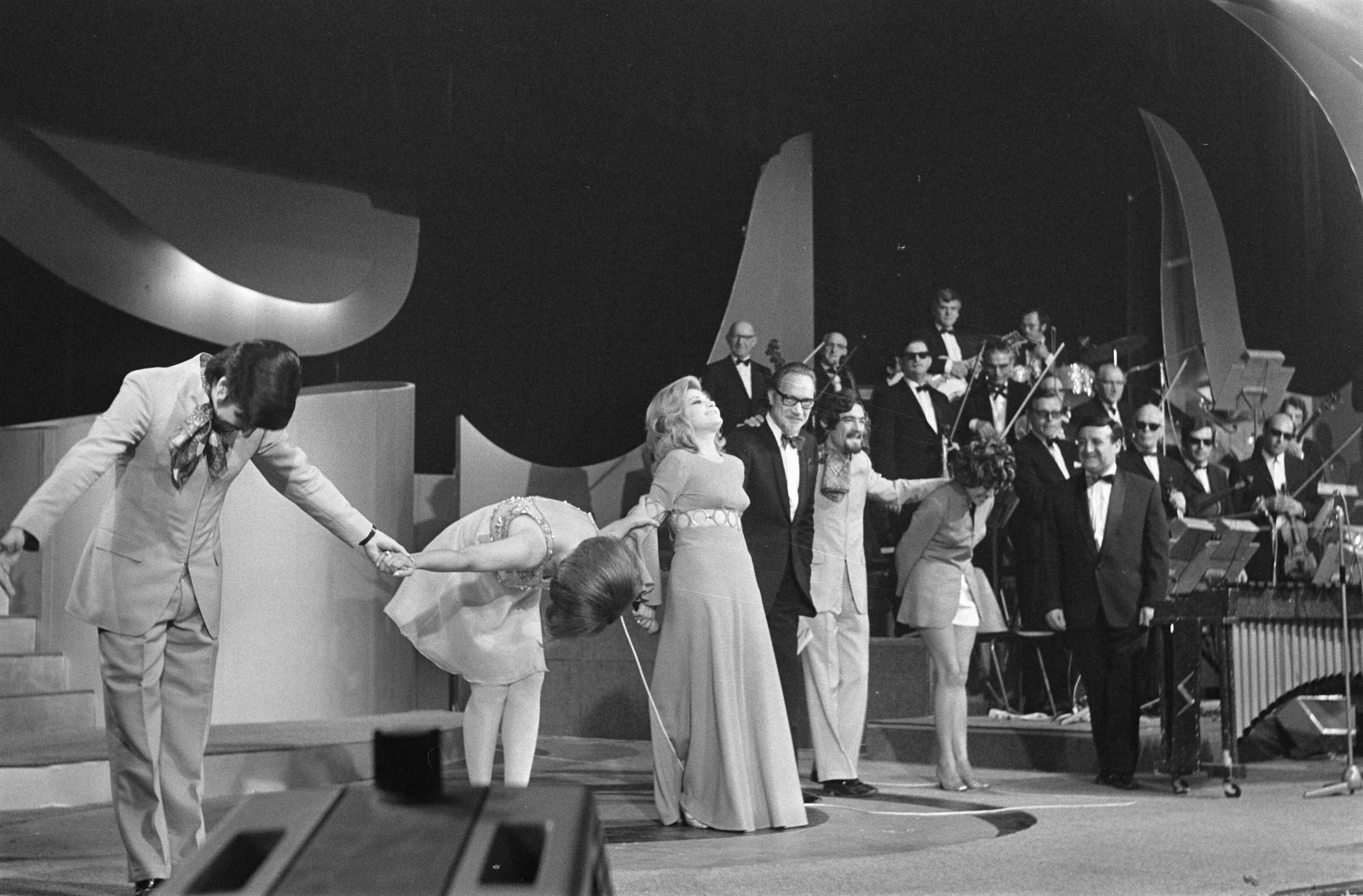Singing Europe 1969, finale in Scheveningen — De Spaanse ploeg — Foto: Fotograaf Onbekend / Anefo. Licentie: Set B: Rechtenvrij / Publiek Domein. Bron: Nationaal Archief. http://hdl.handle.net/10648/ab72435a-d0b4-102d-bcf8-003048976d84