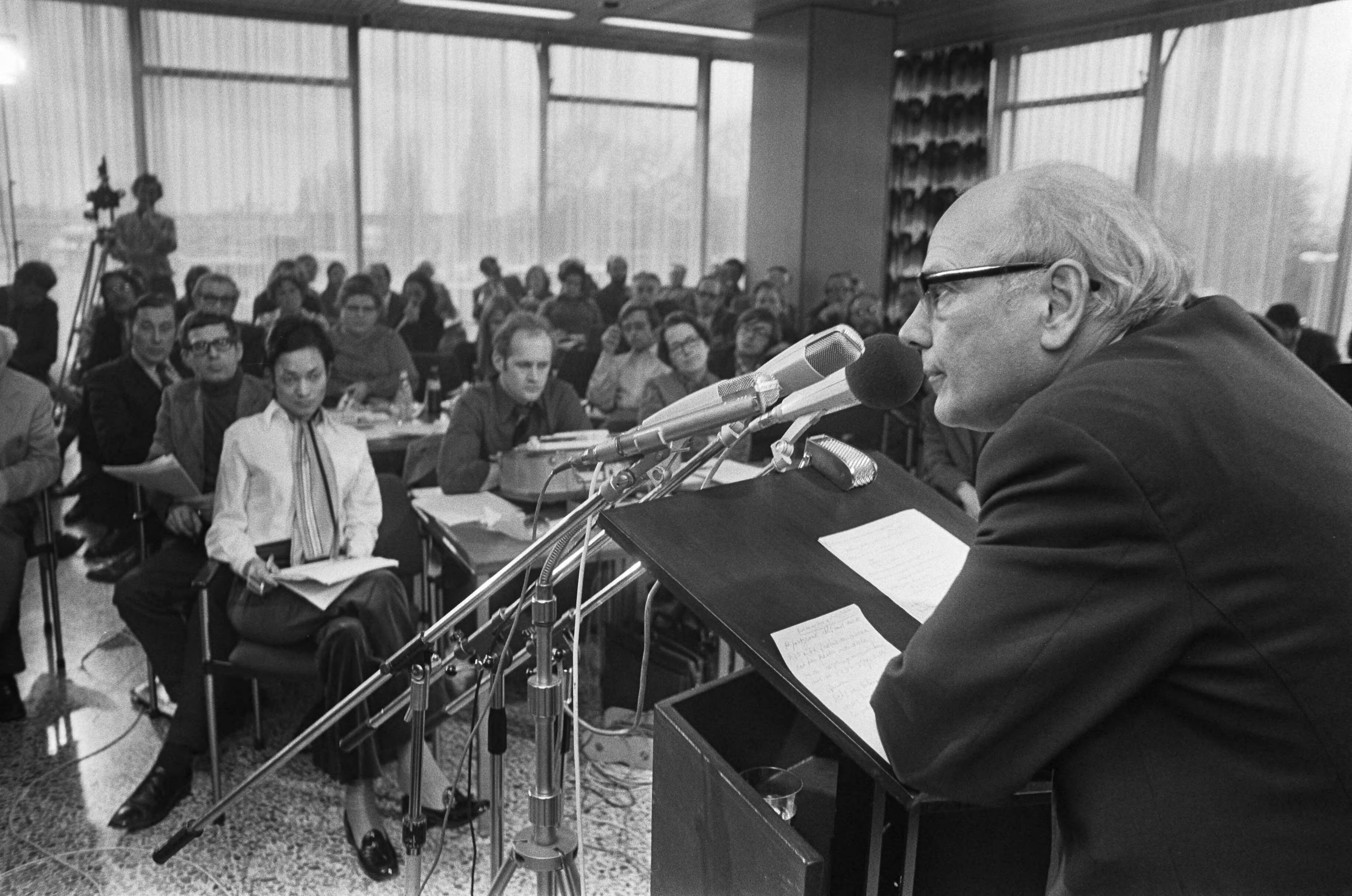 Fotocollectie Anefo — PvdA-partijraad bijeen te Utrecht, stemming — Foto: Mieremet, Rob / Anefo. Licentie: Set B: Rechtenvrij / Publiek Domein. Bron: Nationaal Archief. http://hdl.handle.net/10648/ac2371b6-d0b4-102d-bcf8-003048976d84