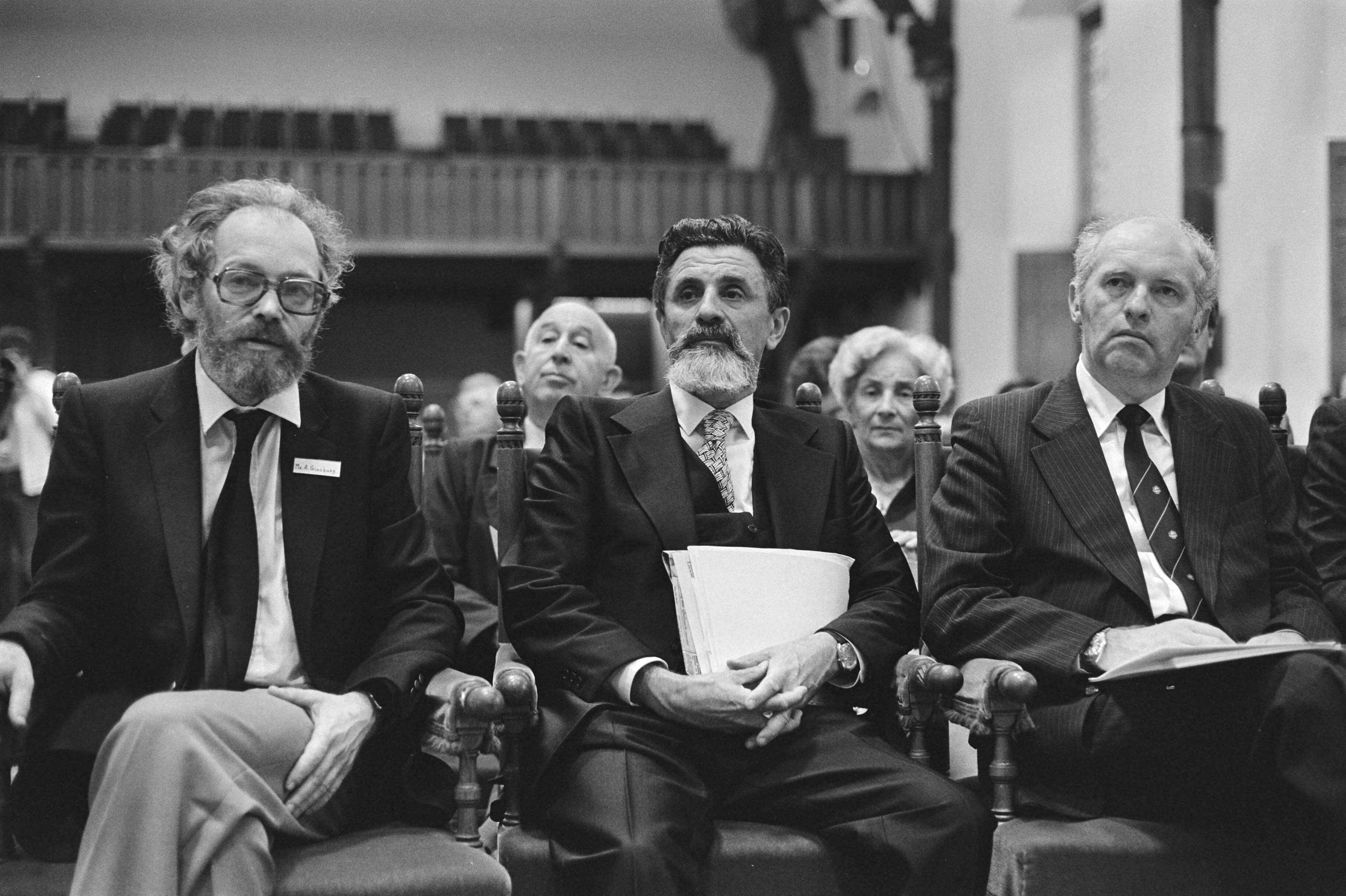 Fotocollectie Anefo — Het Sacharov-tribunaal te Den Haag , de dissidenten Alexader Ginsburg (filmend) en Mikhail Stern , met nog een persoon — Foto: Bogaerts, Rob / Anefo. Licentie: Set B: Rechtenvrij / Publiek Domein. Bron: Nationaal Archief. http://hdl.handle.net/10648/ace703ce-d0b4-102d-bcf8-003048976d84