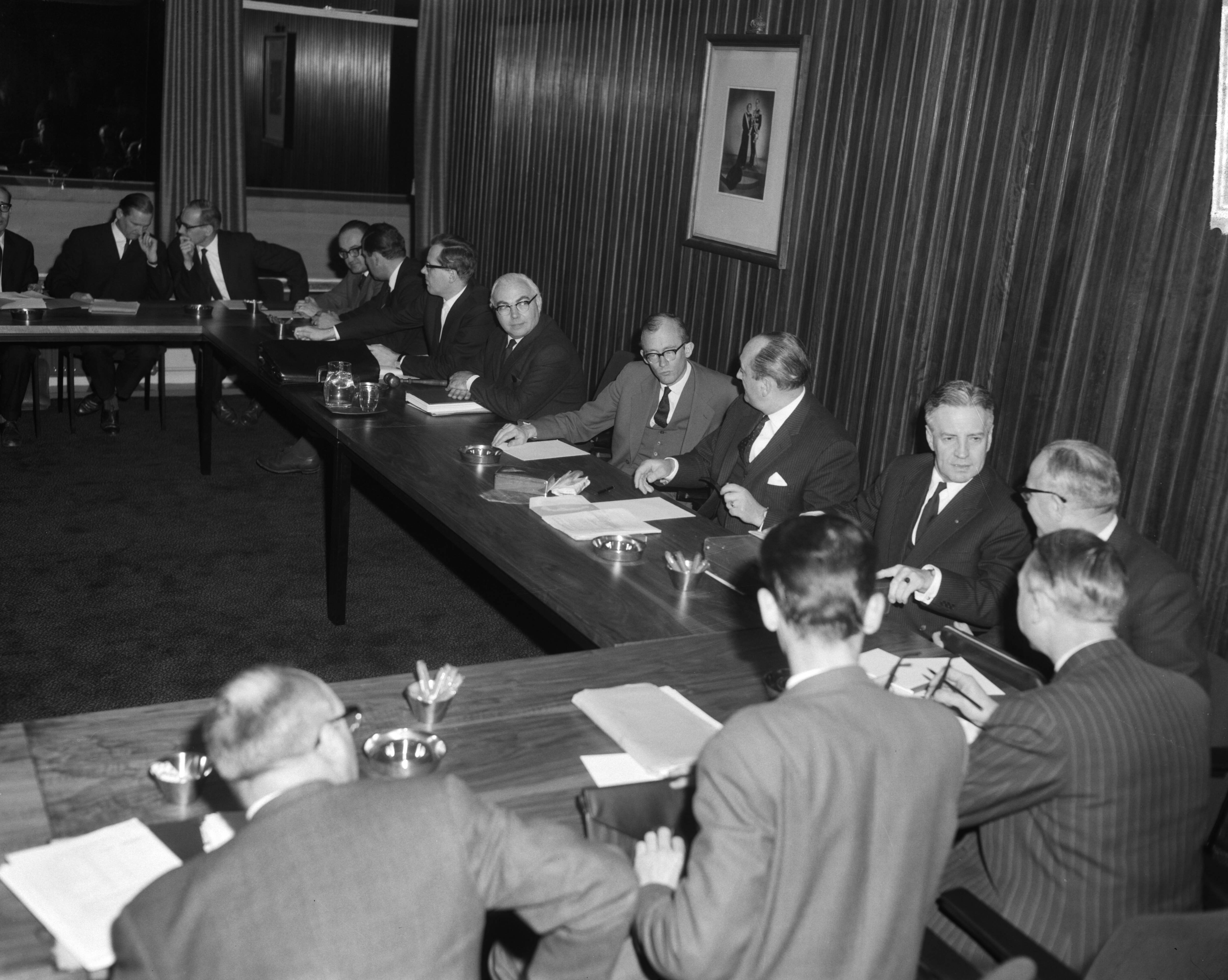 Fotocollectie Anefo — In het gebouw van de Stichting van de Arbeid te Voorburg vond overleg plaats tussen regering en het bestuur van de Stichting over lonen en prijzen. Recht vlnr. de ministers Bogaers, Biesheuvel, Andriessen, Veldkamp, Witteveen en Toxopeus — Foto: Bilsen, Joop van / Anefo. Licentie: Set B: Rechtenvrij / Publiek Domein. Bron: Nationaal Archief. http://hdl.handle.net/10648/aa577ad0-d0b4-102d-bcf8-003048976d84