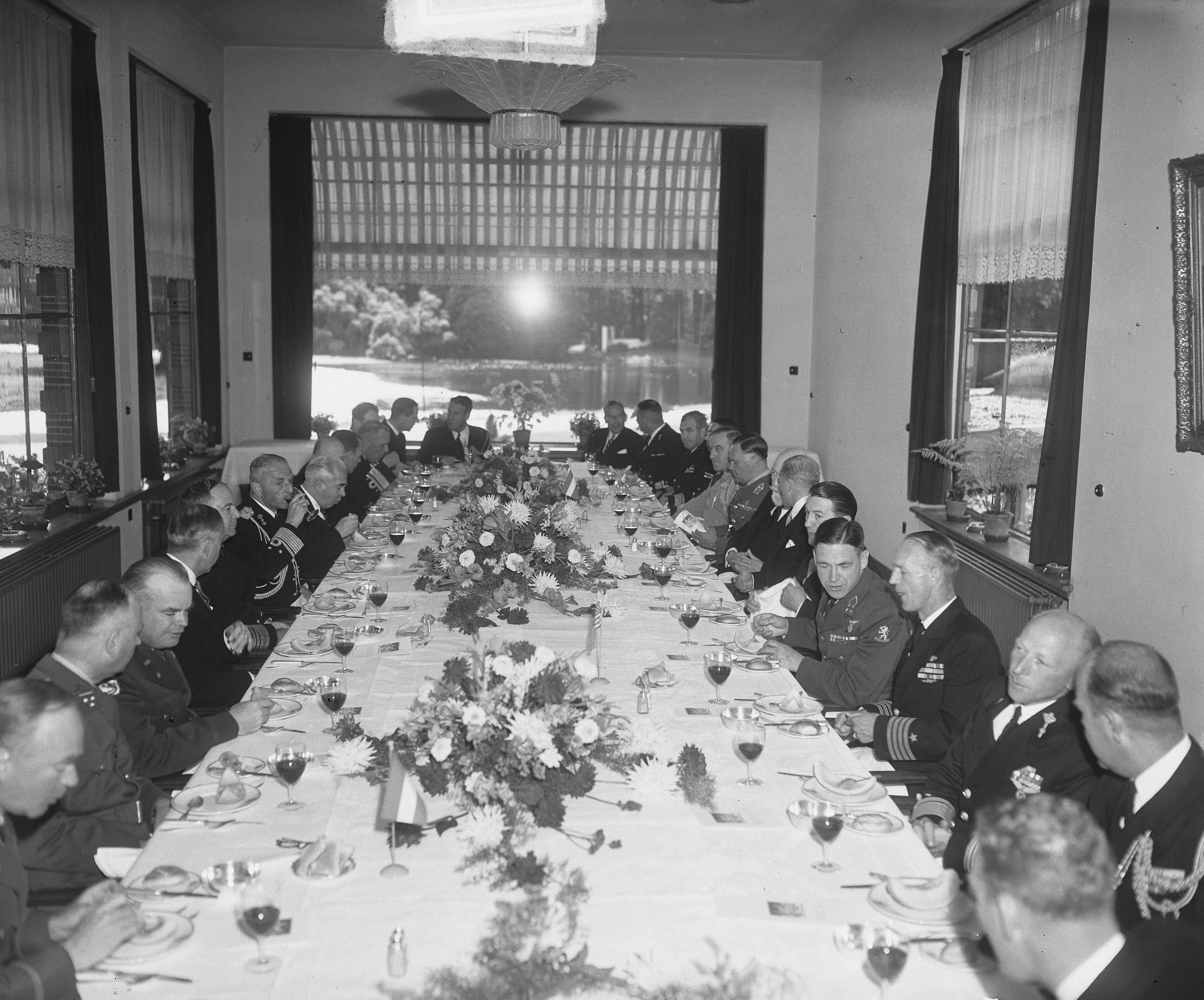 Fotocollectie Anefo — Lunch Kasteel Oud Wassenaar. Bezoek Admiraal Conolly — Foto: Merk, Ben / Anefo. Licentie: Set B: Rechtenvrij / Publiek Domein. Bron: Nationaal Archief. http://hdl.handle.net/10648/a8cbc298-d0b4-102d-bcf8-003048976d84