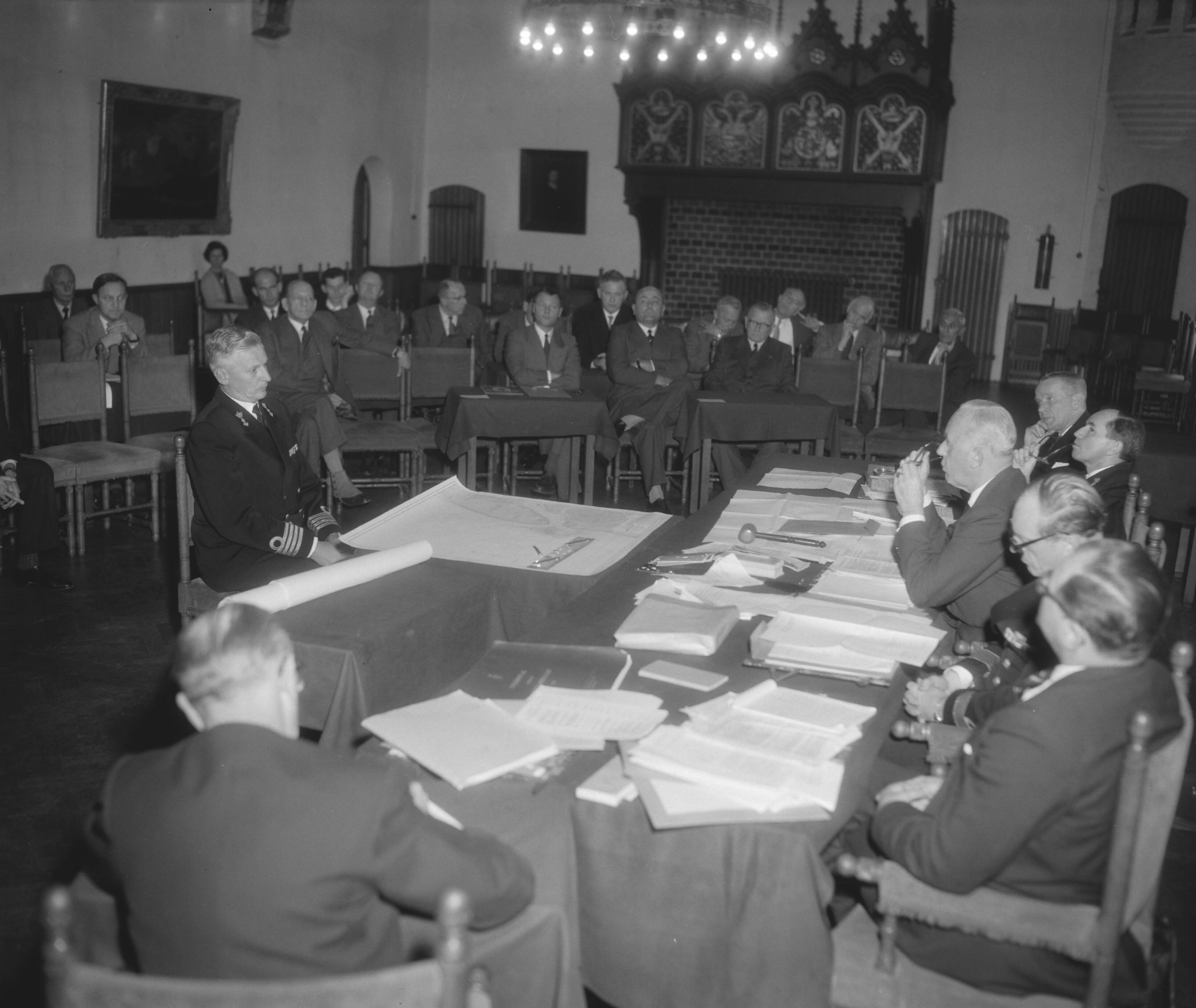 Fotocollectie Anefo — Marineraad behandelt in de Rolzaal te Den Haag de stranding van de "Zeven Provincien" , overzicht tijdens verhoor van de commandant van de "Zeven Provinciën", kapitein-ter-zee M. J. Vos — Foto: Pot, Harry / Anefo. Licentie: Set B: Rechtenvrij / Publiek Domein. Bron: Nationaal Archief. http://hdl.handle.net/10648/a988323e-d0b4-102d-bcf8-003048976d84