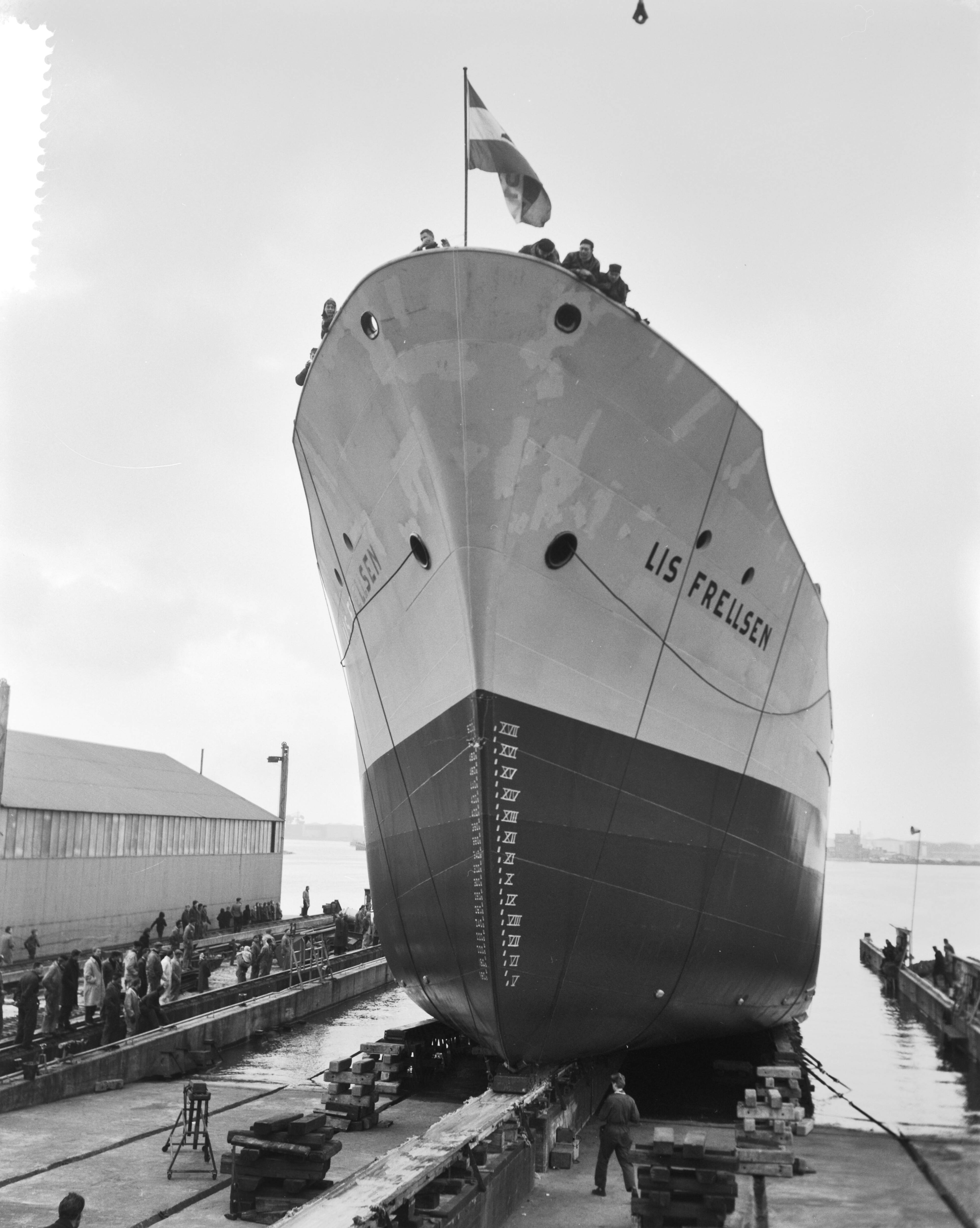 Fotocollectie Anefo — Tewaterlating m.s. "Lis Frellsen" bij de Zaanlandse Scheepbouw Maatschappij — Foto: Bilsen, Joop van / Anefo. Licentie: Set B: Rechtenvrij / Publiek Domein. Bron: Nationaal Archief. http://hdl.handle.net/10648/a9fb183a-d0b4-102d-bcf8-003048976d84