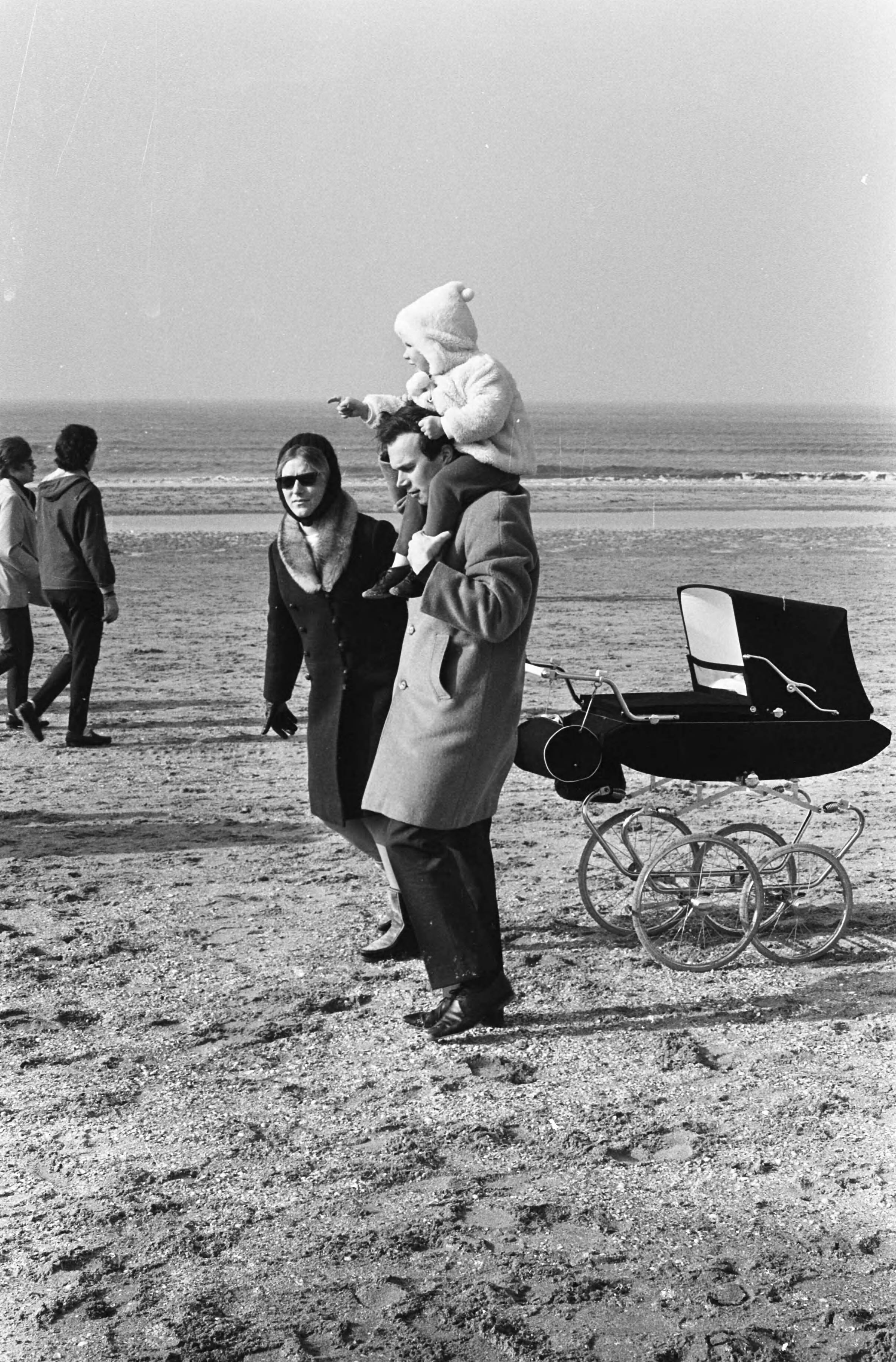 Fotocollectie Anefo — Volwassenen en kinderen op strand Zandvoort mensen op strand — Foto: Nijs, Jac. de / Anefo. Licentie: Set B: Rechtenvrij / Publiek Domein. Bron: Nationaal Archief. http://hdl.handle.net/10648/ab5f94ee-d0b4-102d-bcf8-003048976d84