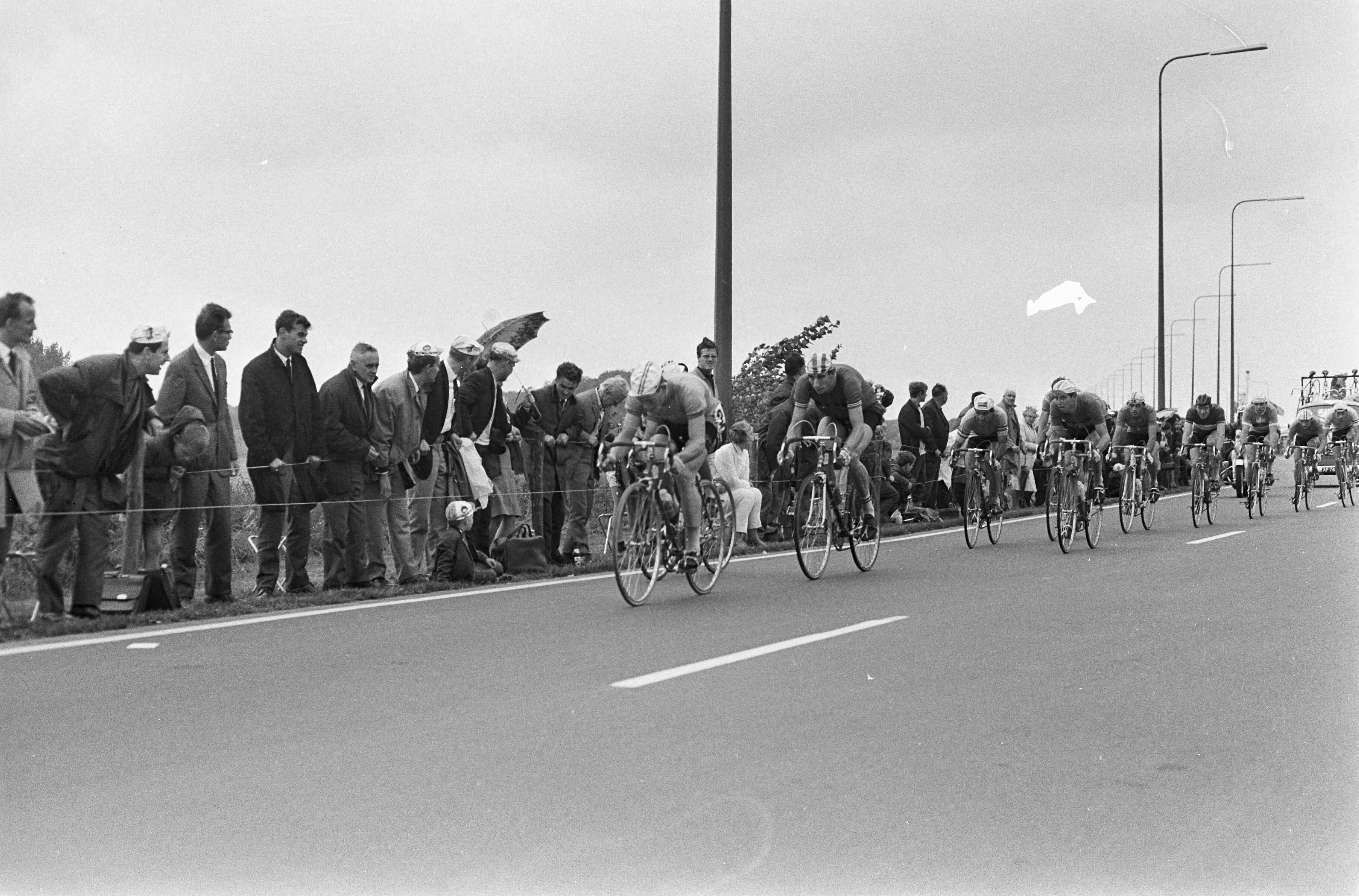 Fotocollectie Anefo — WK Wielrennen te Heerlen. De renners in aktie — Foto: Nijs, Jac. de / Anefo. Licentie: Set B: Rechtenvrij / Publiek Domein. Bron: Nationaal Archief. http://hdl.handle.net/10648/ab25ea96-d0b4-102d-bcf8-003048976d84