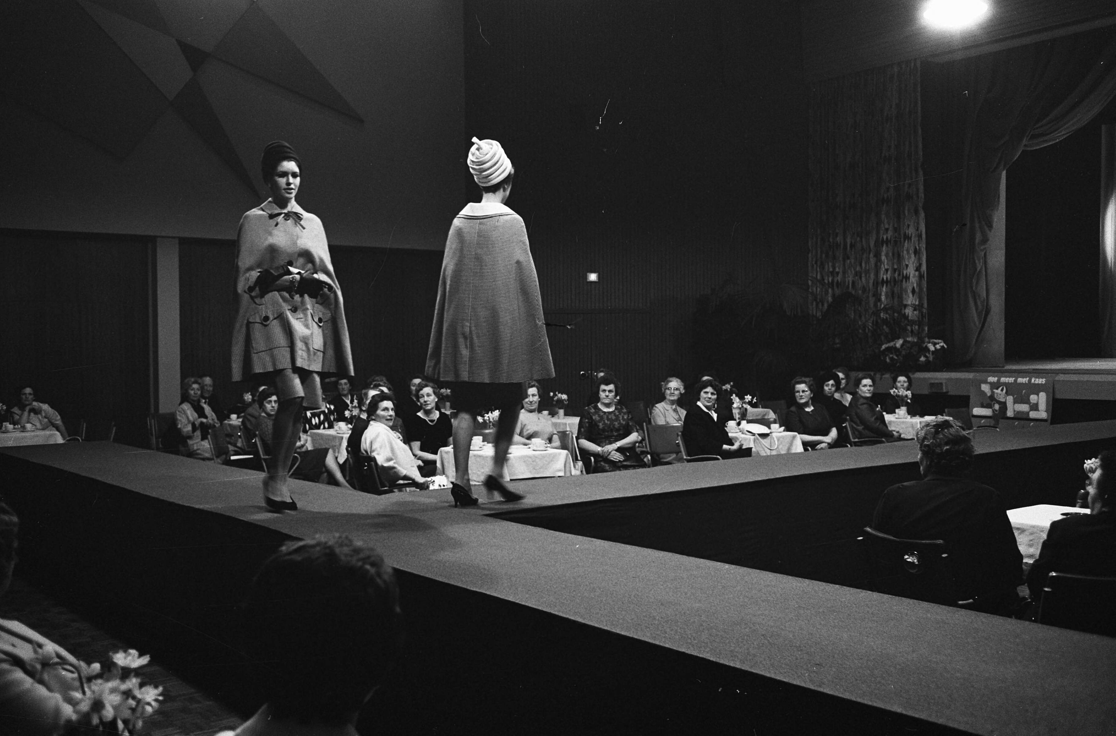 Fotocollectie Anefo — [Opdracht Nederlandse Vereniging van Kaasexporteurs , Zwarteweg 25 Den Haag ] Modeshow — Foto: Broers, F.N. / Anefo. Licentie: Set B: Rechtenvrij / Publiek Domein. Bron: Nationaal Archief. http://hdl.handle.net/10648/aa343732-d0b4-102d-bcf8-003048976d84